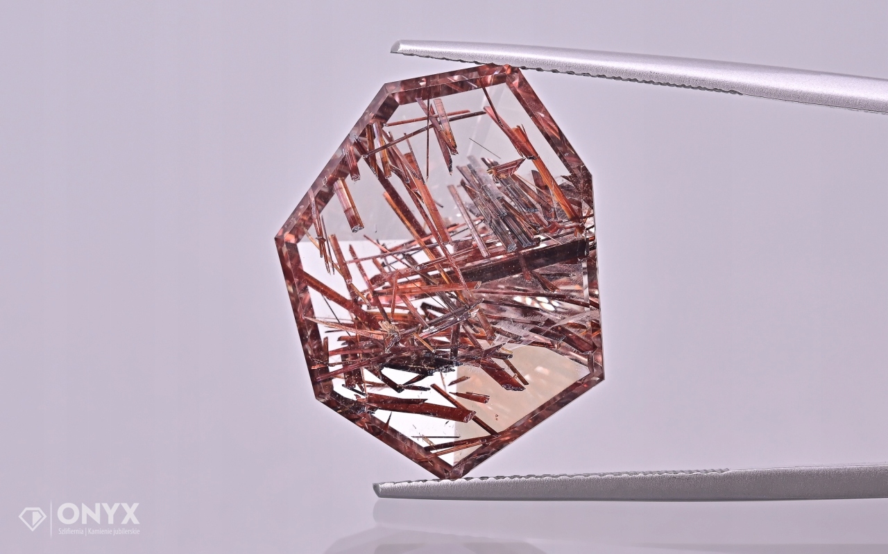 Křemen s rutilem fazetovaný nepravidelný 23,5x19,5 mm