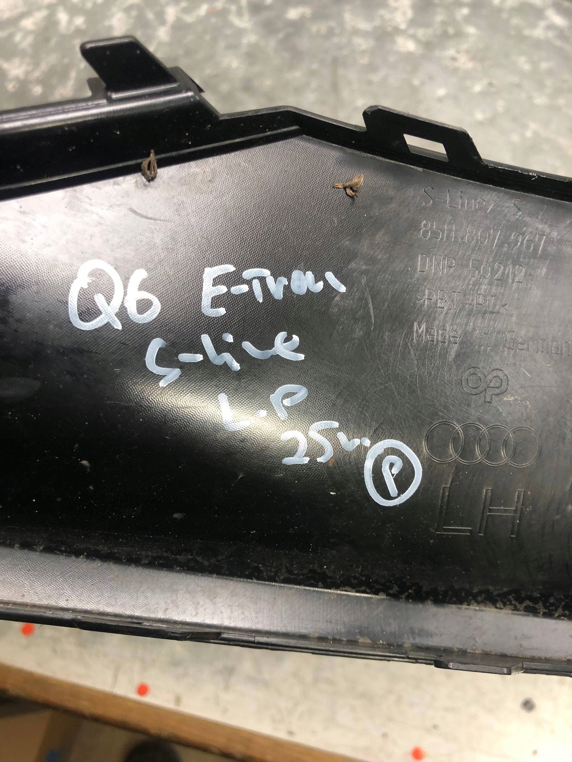 grid of a bumper left front S-LIN E AUDI Q6 R-TRON 85H807967