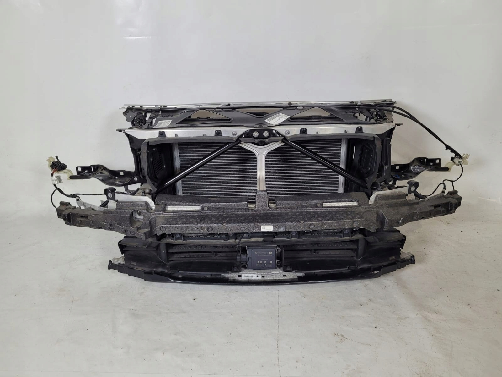 BMW 7 G11 G12 PAS PRZEDNI WZMOCNIENIE CHŁODNICE