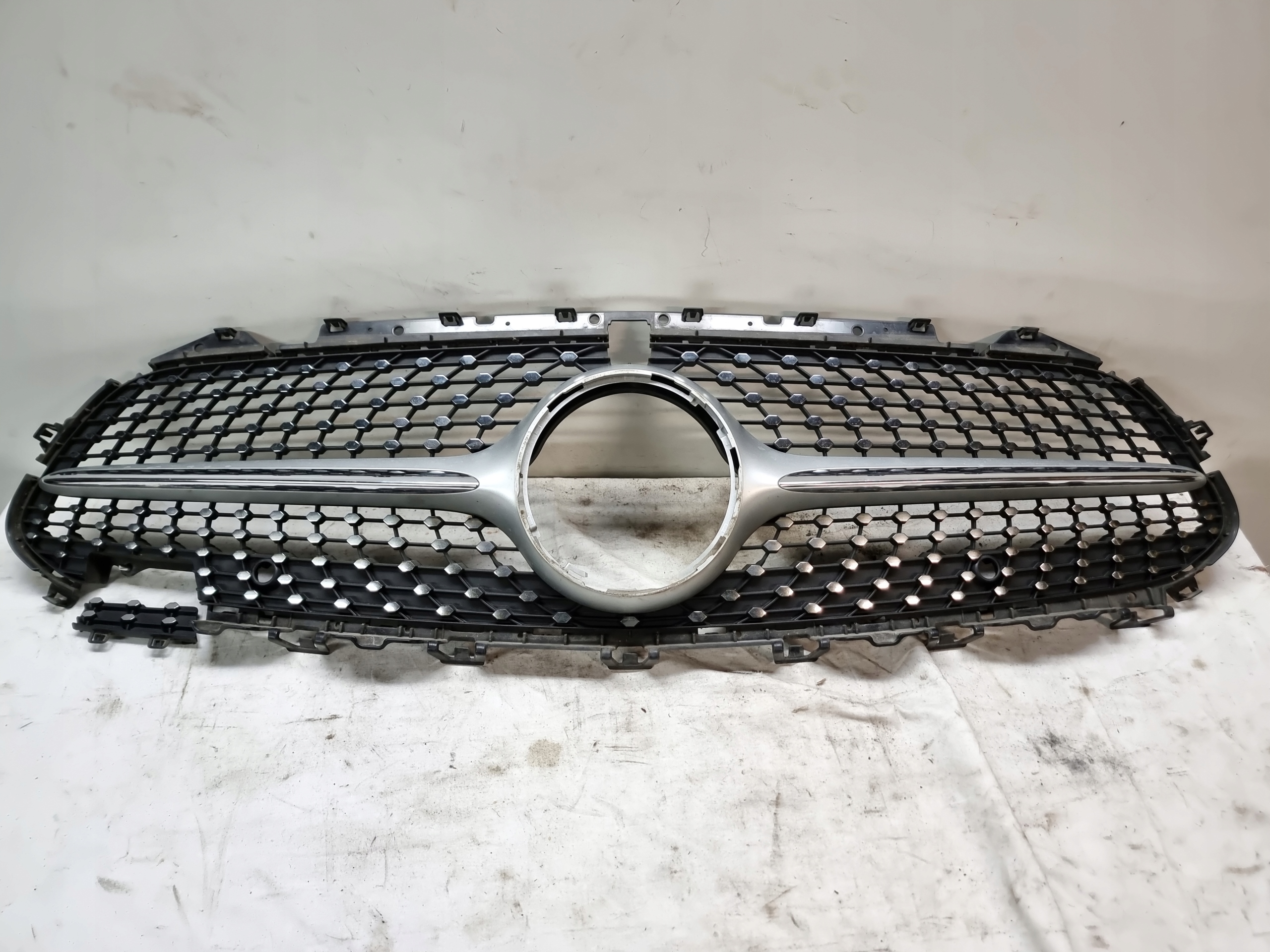 MERCEDES W257 GRILL ATRAPA DIAMANT KAMERA AMG