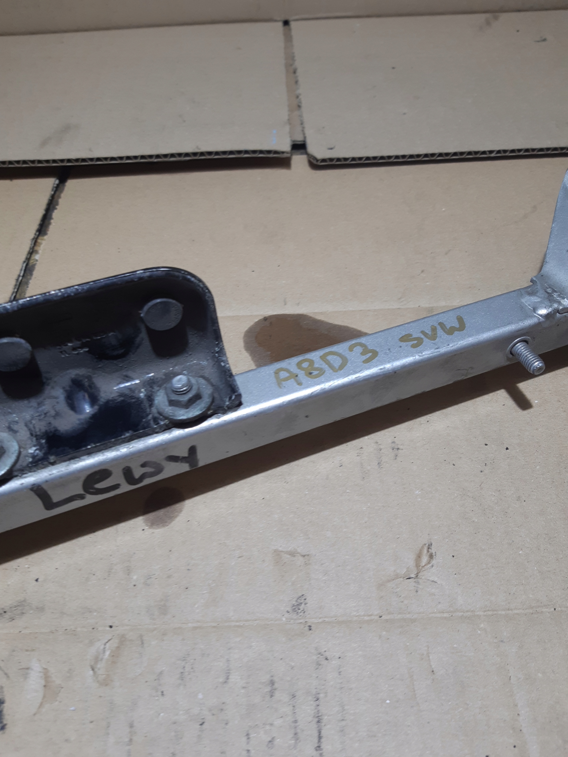 AUDI A8 D3 Stütze Halter des Kotflügels links 4E0805463