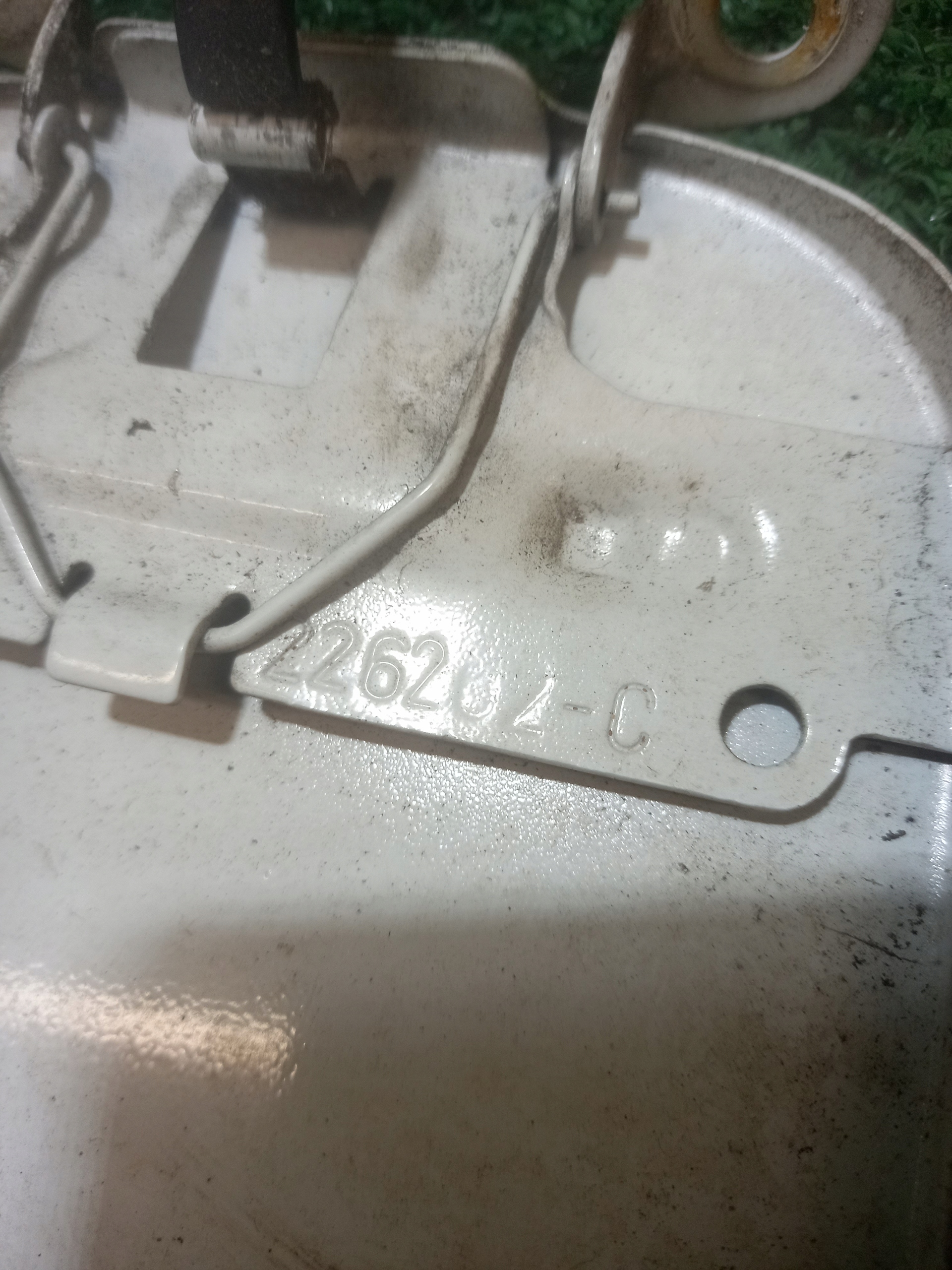 Tankklappe des Kraftstoffsbehälters tank DACIA LOGAN 226262C