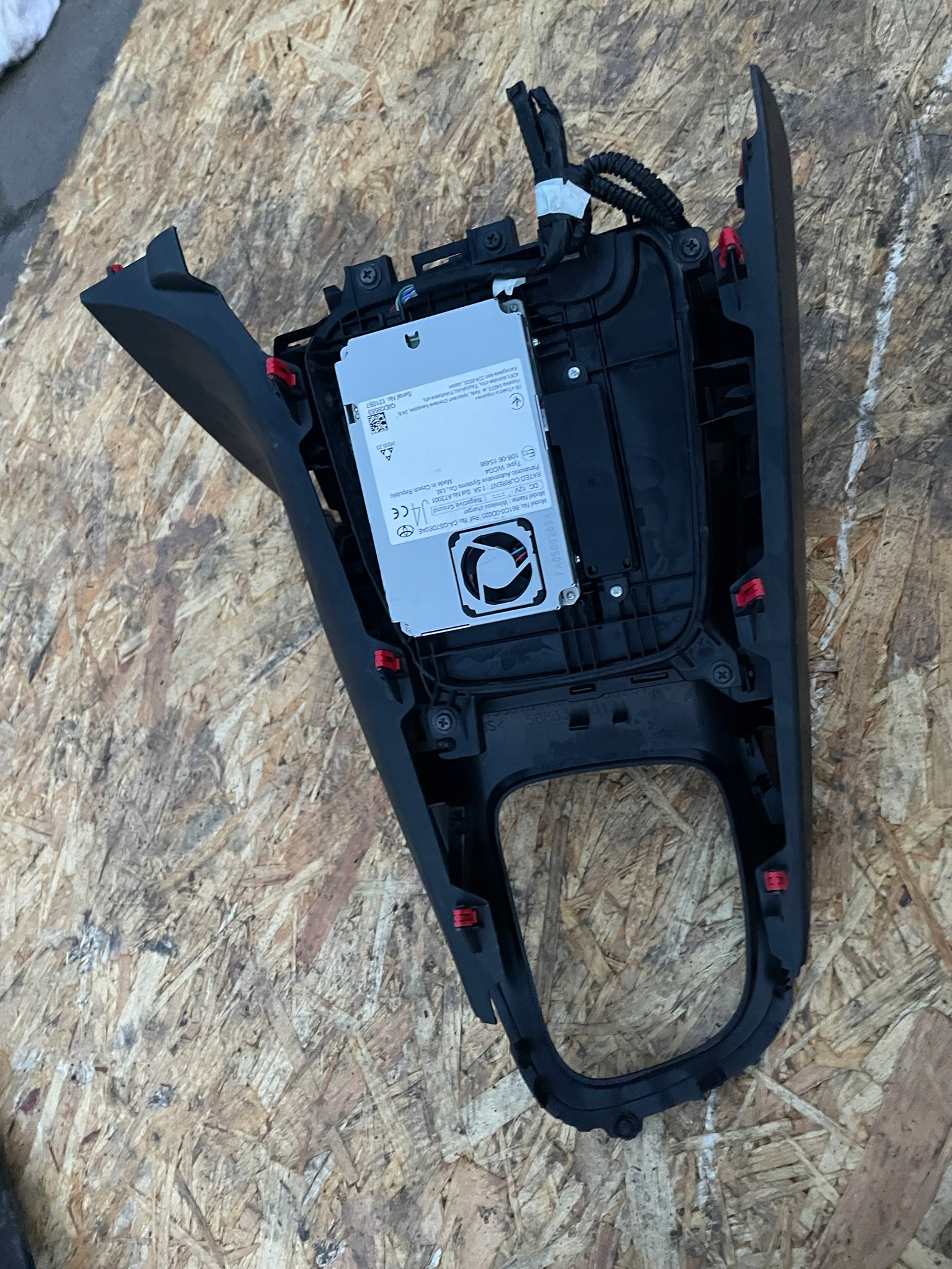 TOYOTA YARIS IV INDUKCJA ŁADOWARKA SAMOCHODOWA