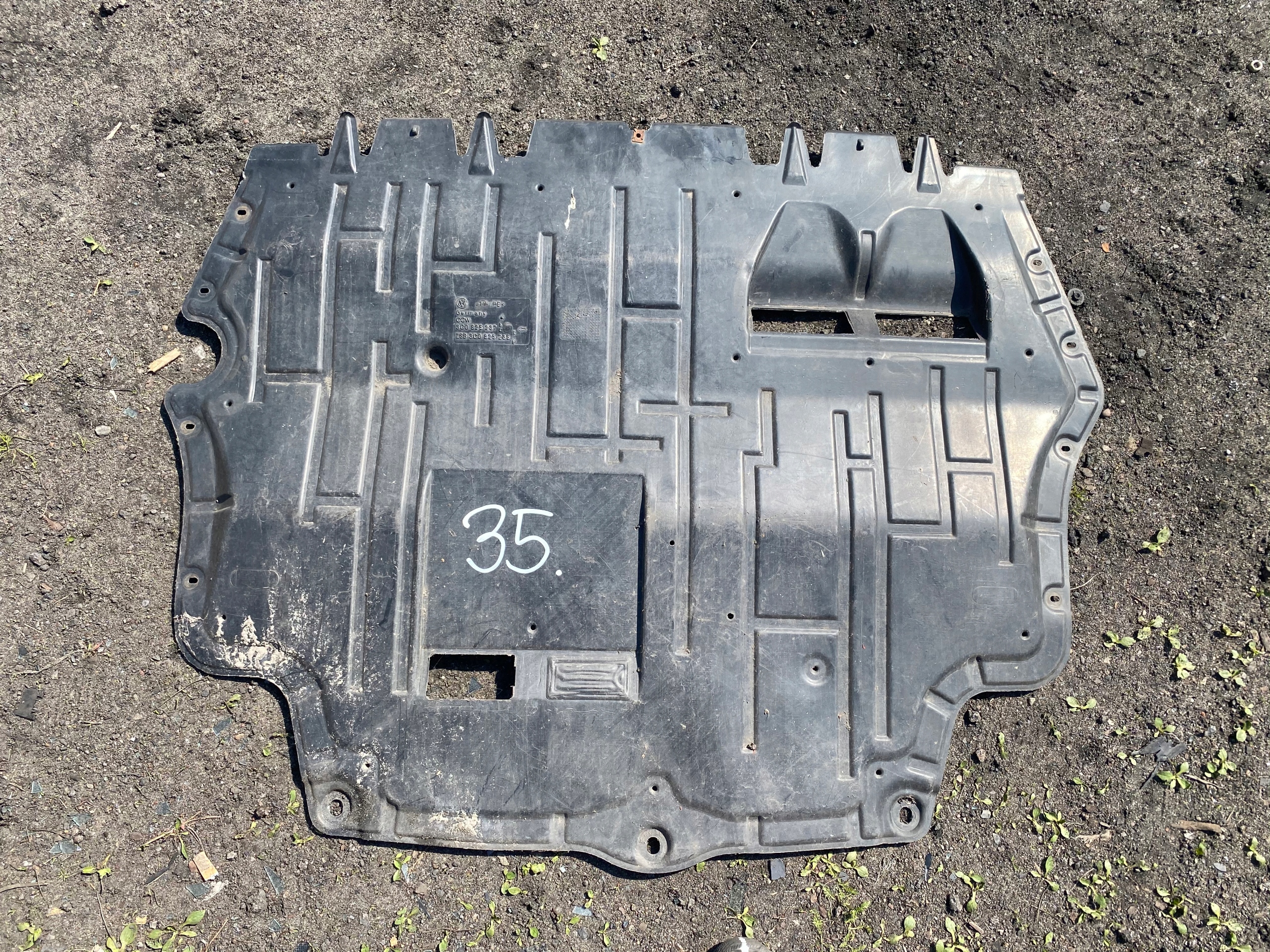 35 VW B6 пол капот двигателя 3C0825237B