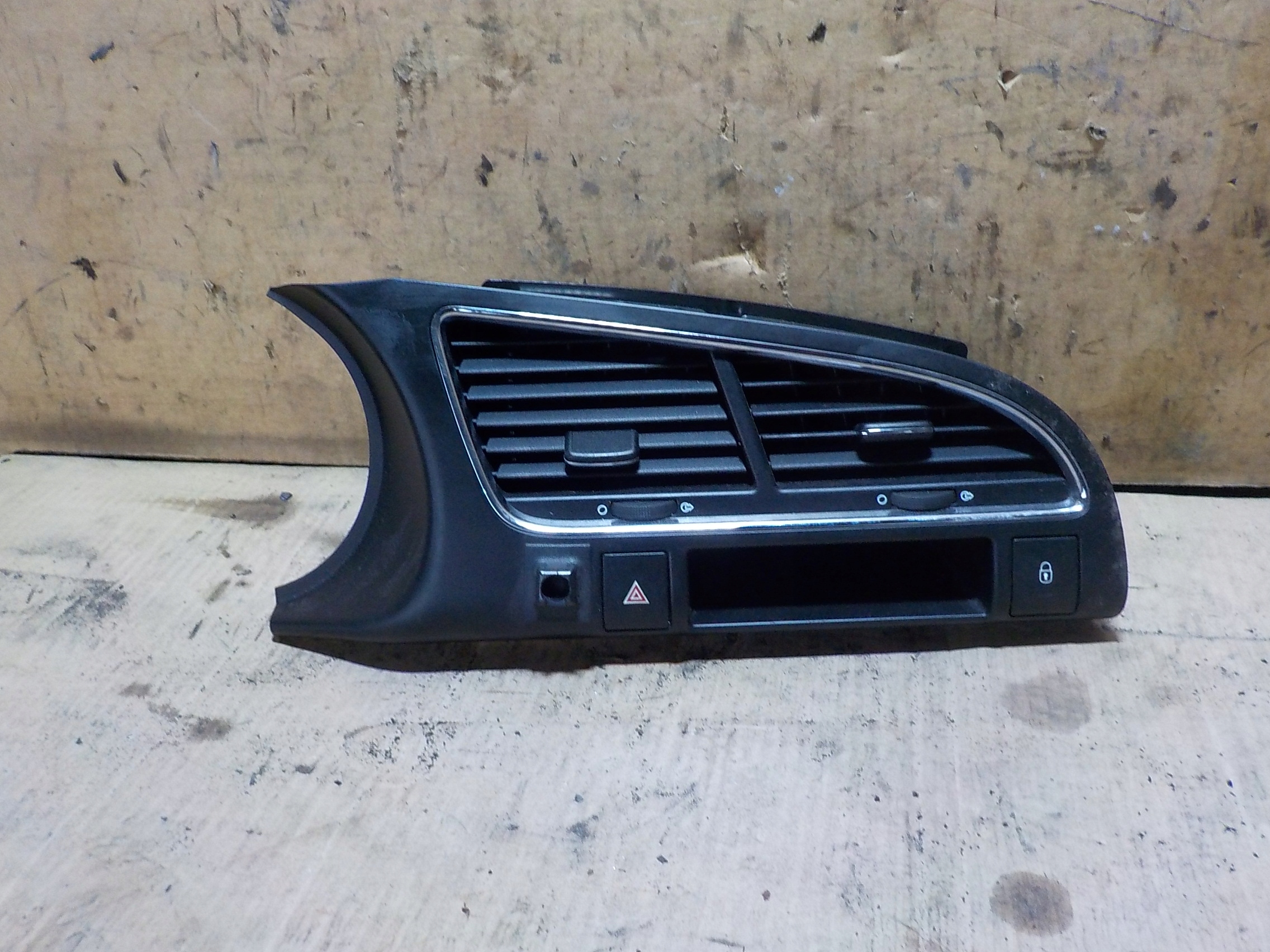 9685023677 - ВЕНТИЛЯЦИОННЫЕ РЕШЕТКИ ЦЕНТР PEUGEOT 3008 2.0 HDI