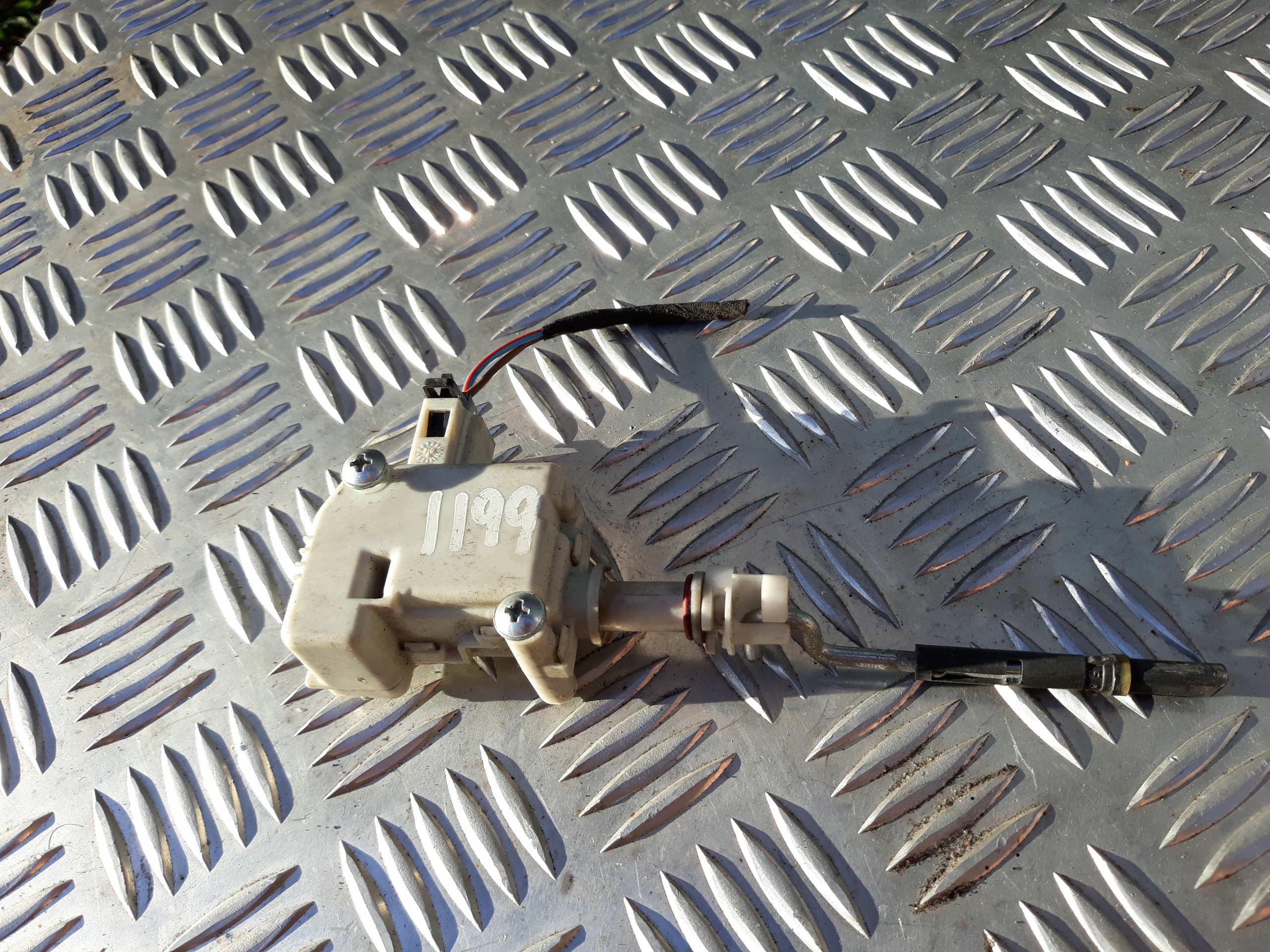 SIŁOWNIK KLAPKI WLEWU VW GOLF BORA 1J0810773A