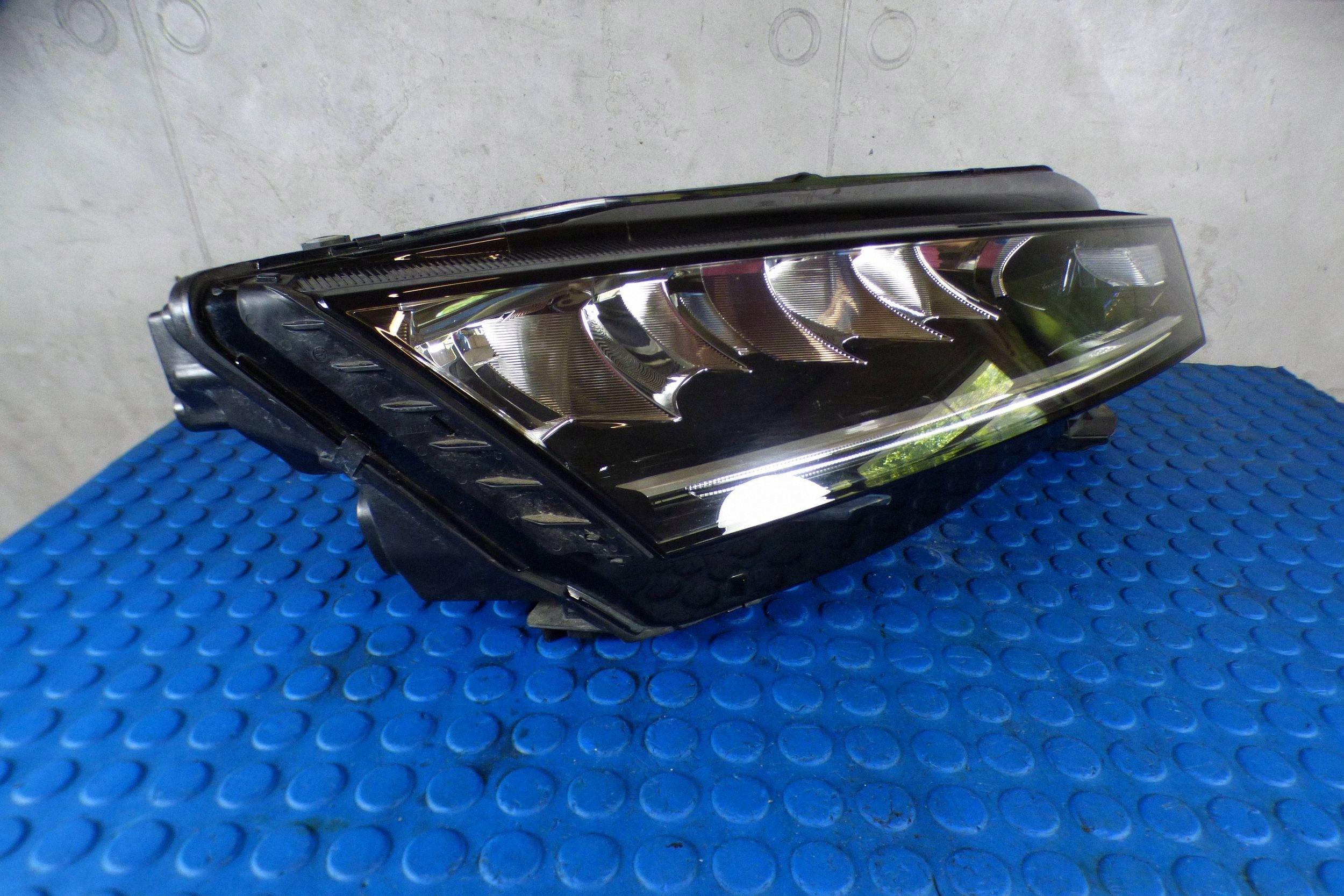 Skoda Octavia IV light reflektor right front 5E4941016