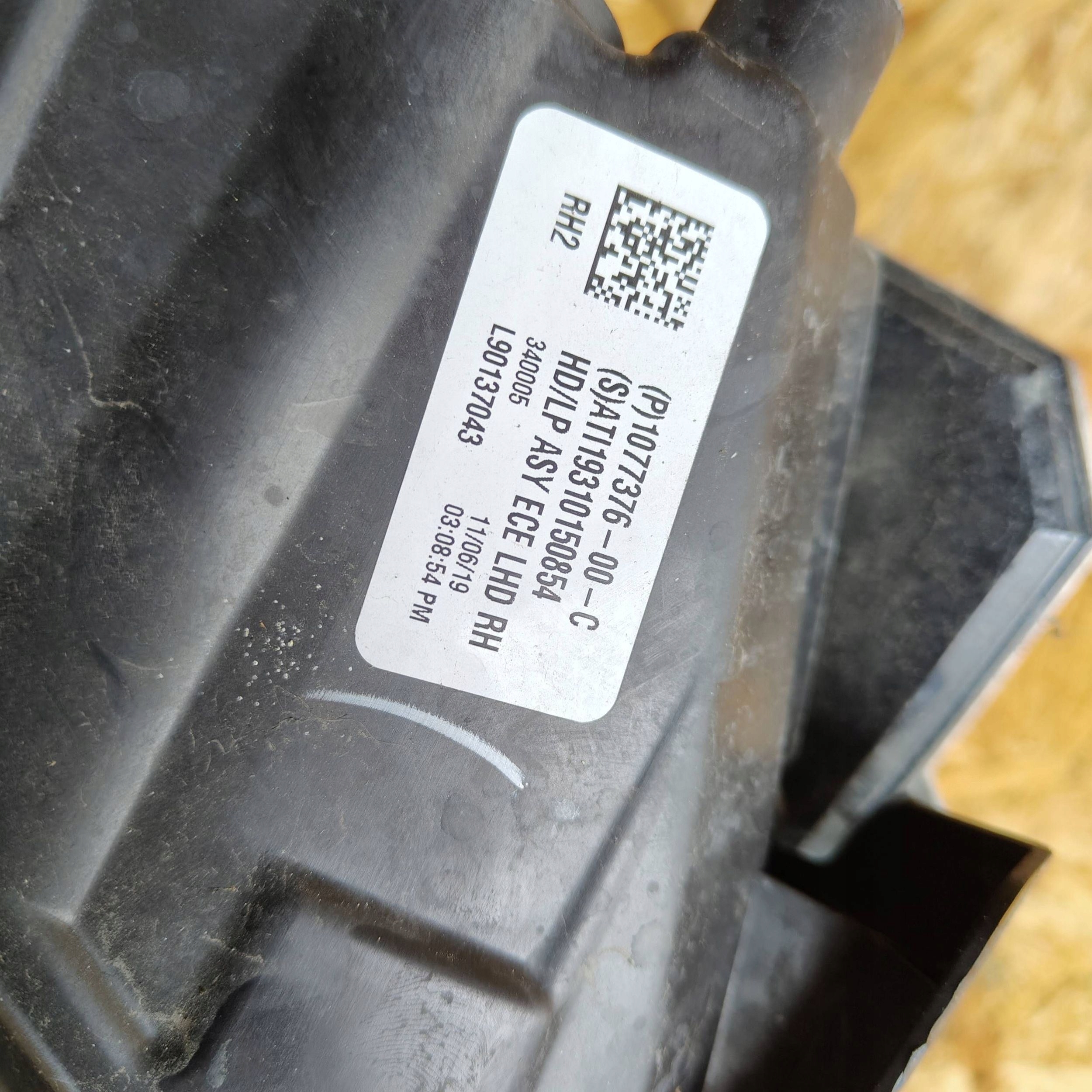 Reflektor front side right Tesla Model 3 107737600C