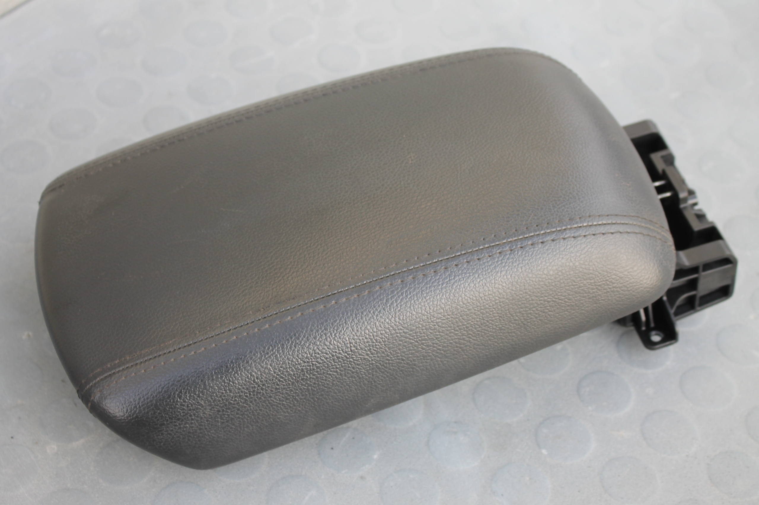 84666-A4002 - ПІДЛОКІТНИК ТУНЕЛЬНИЙ ПЕРЕДНІЙ KIA CARENS IV 13-19