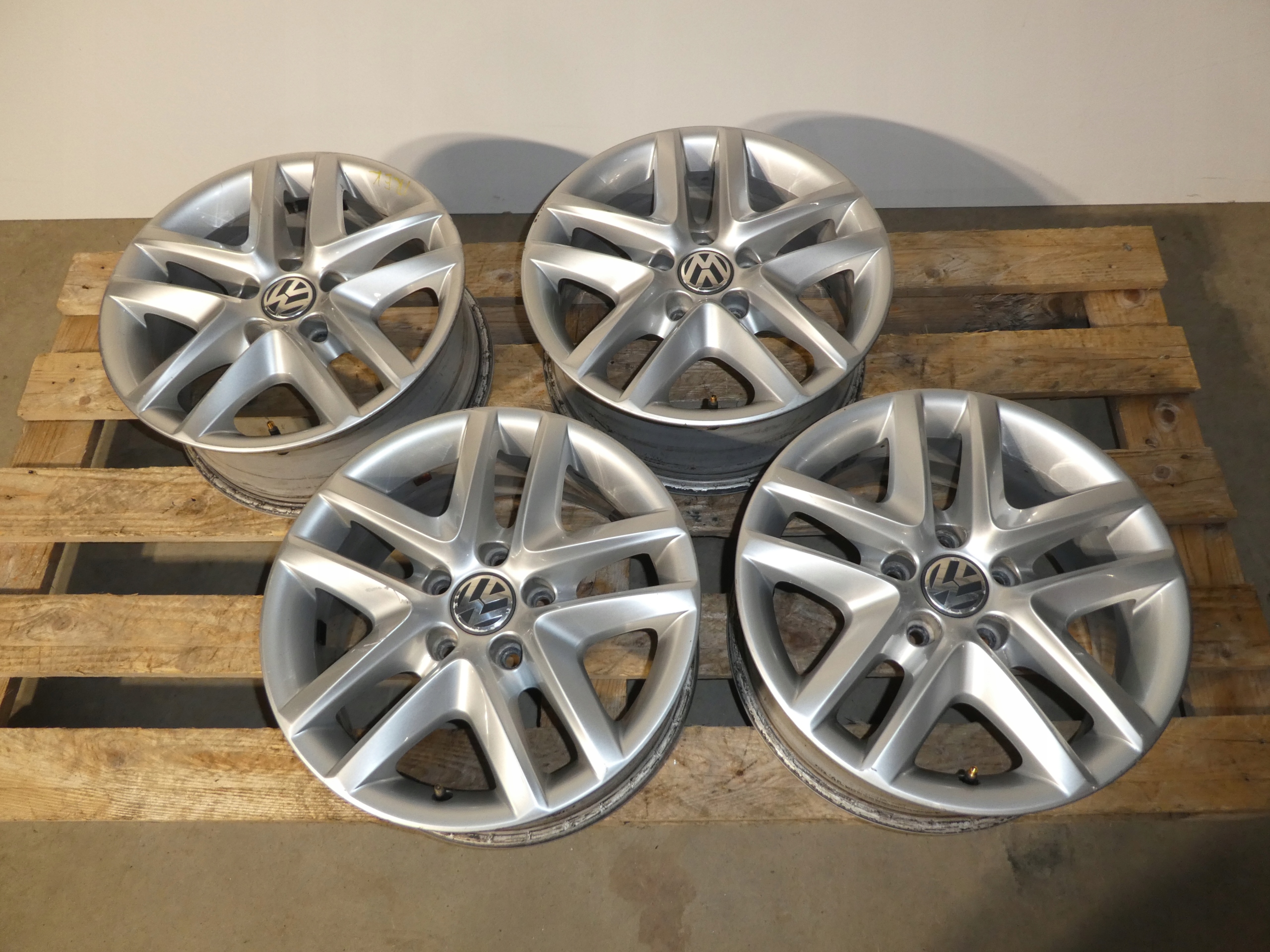4X CERCHI DI ALLUMINIO CERCHI RUOTE 5N0601025 VW 5X112