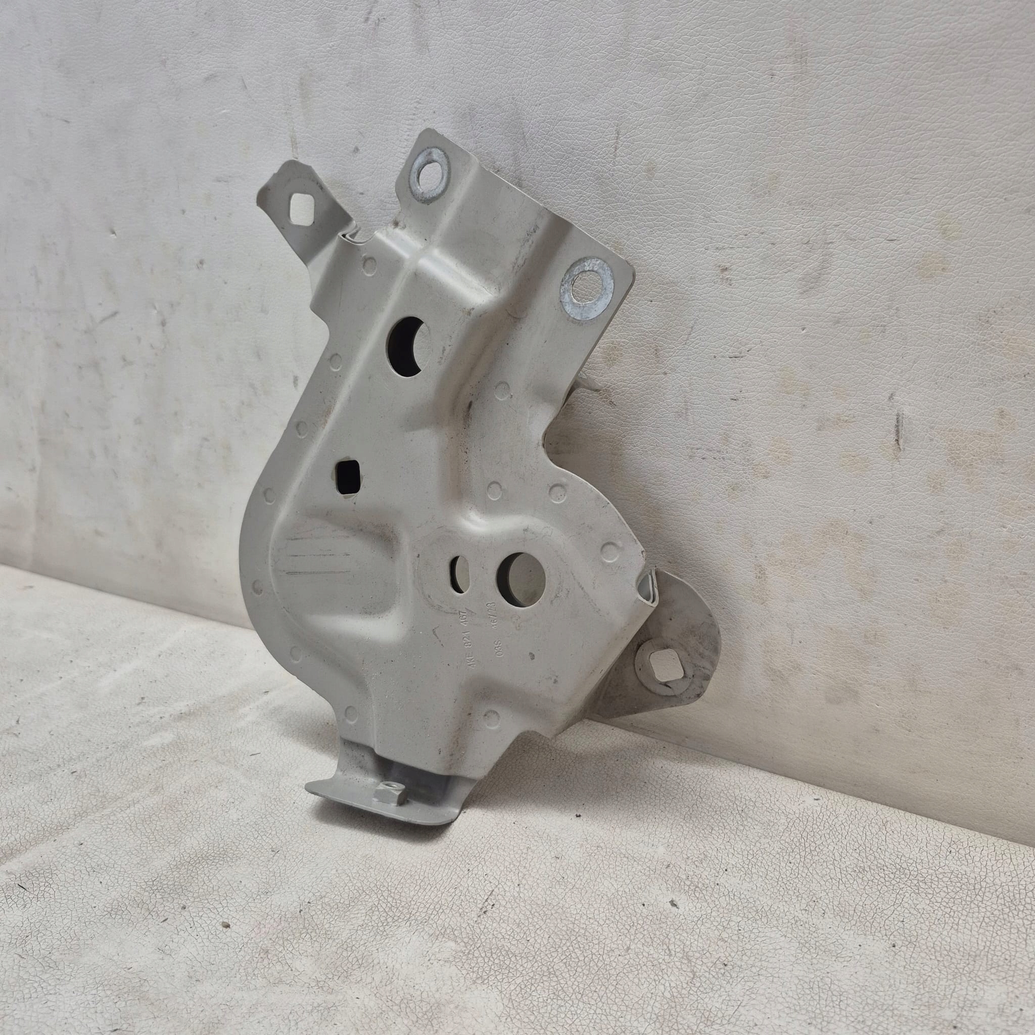 AUDI E-TRON 4KE console bracket holder of a fender left front