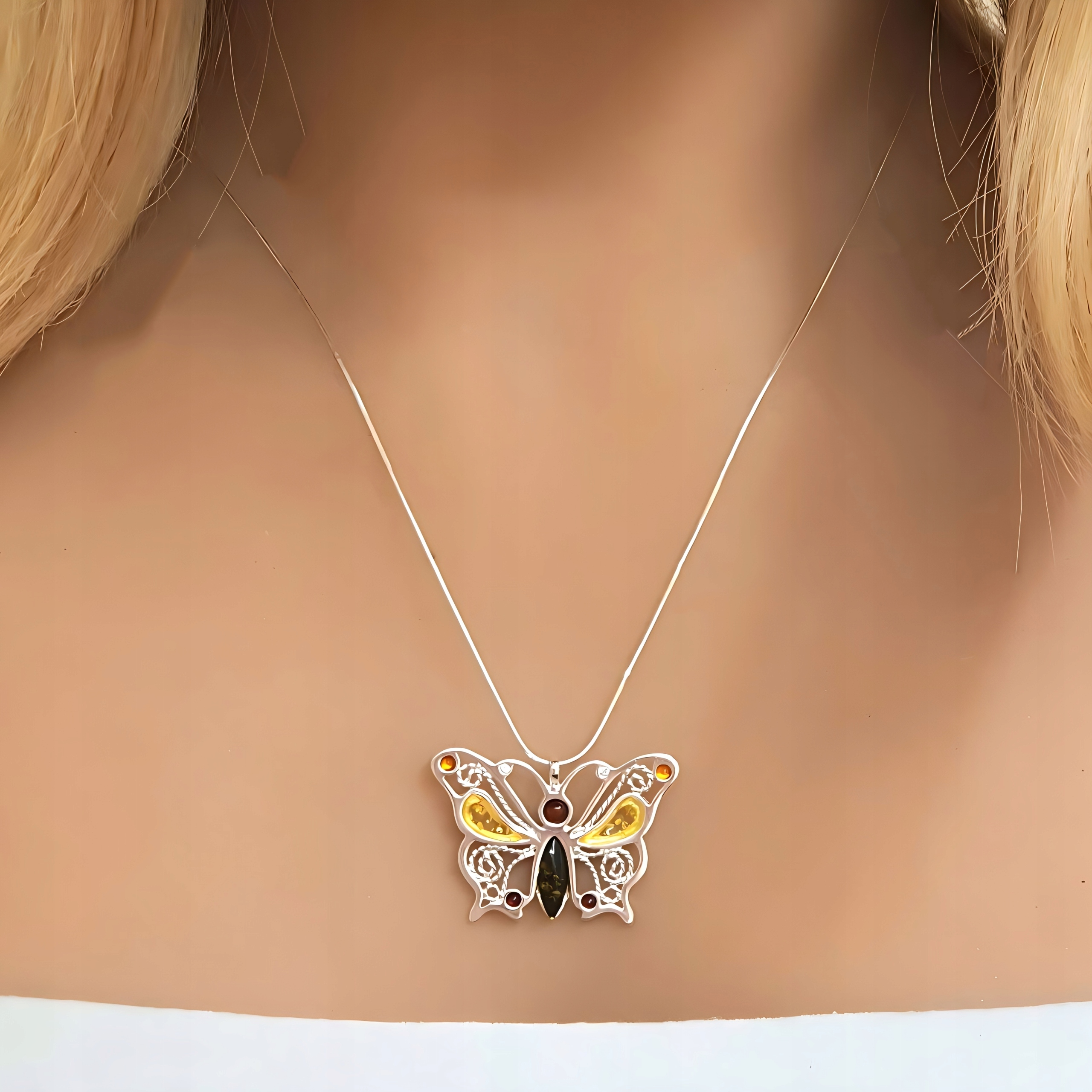 SREBRNY WISIOREK BUSZTYNOWY MOTYL