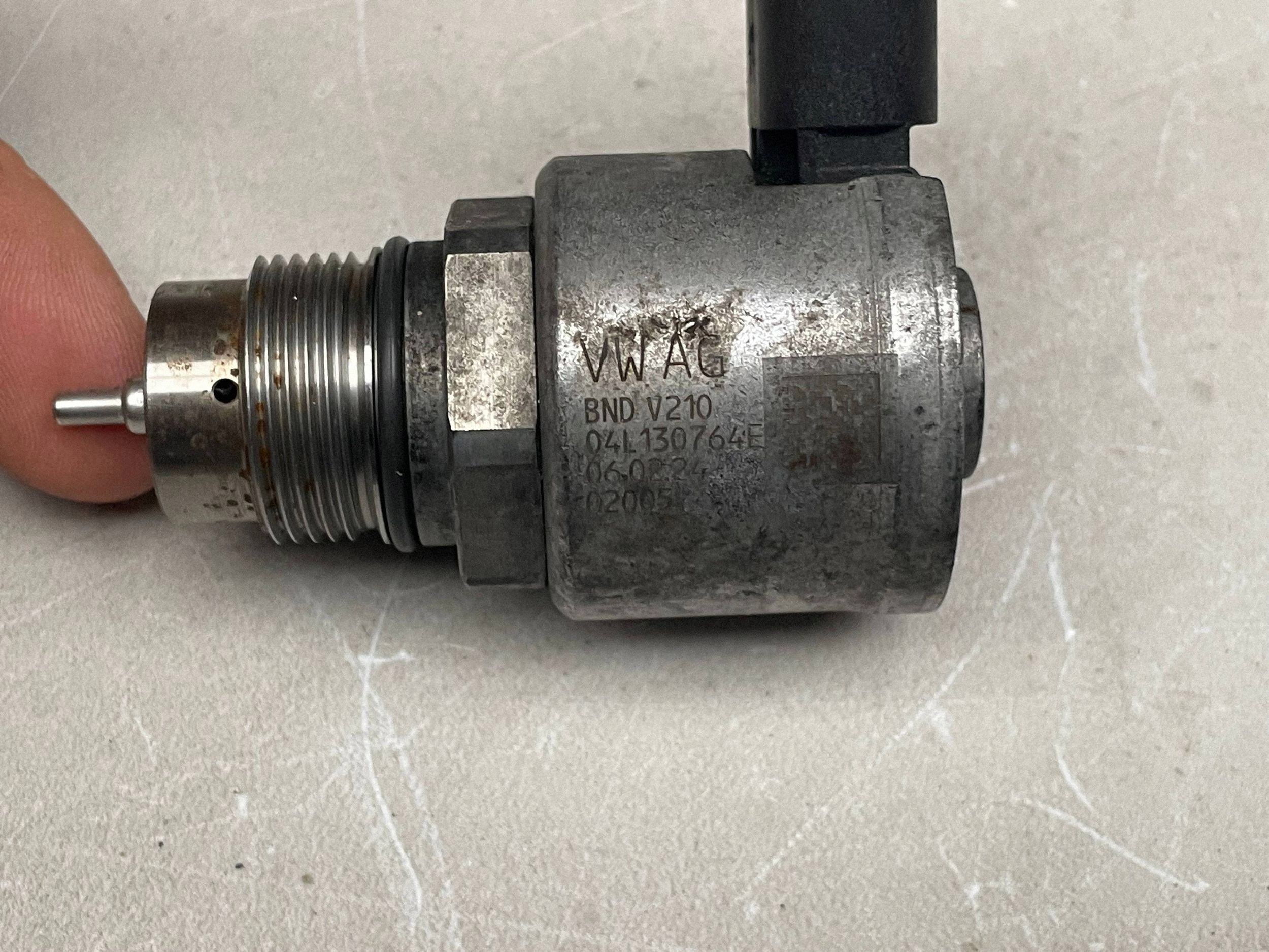 REGULATOR pression carburant SKODA OCTAVIA MK4 04L130764E @M
