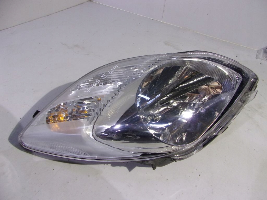 Toyota Yaris II lift light right front damaged
