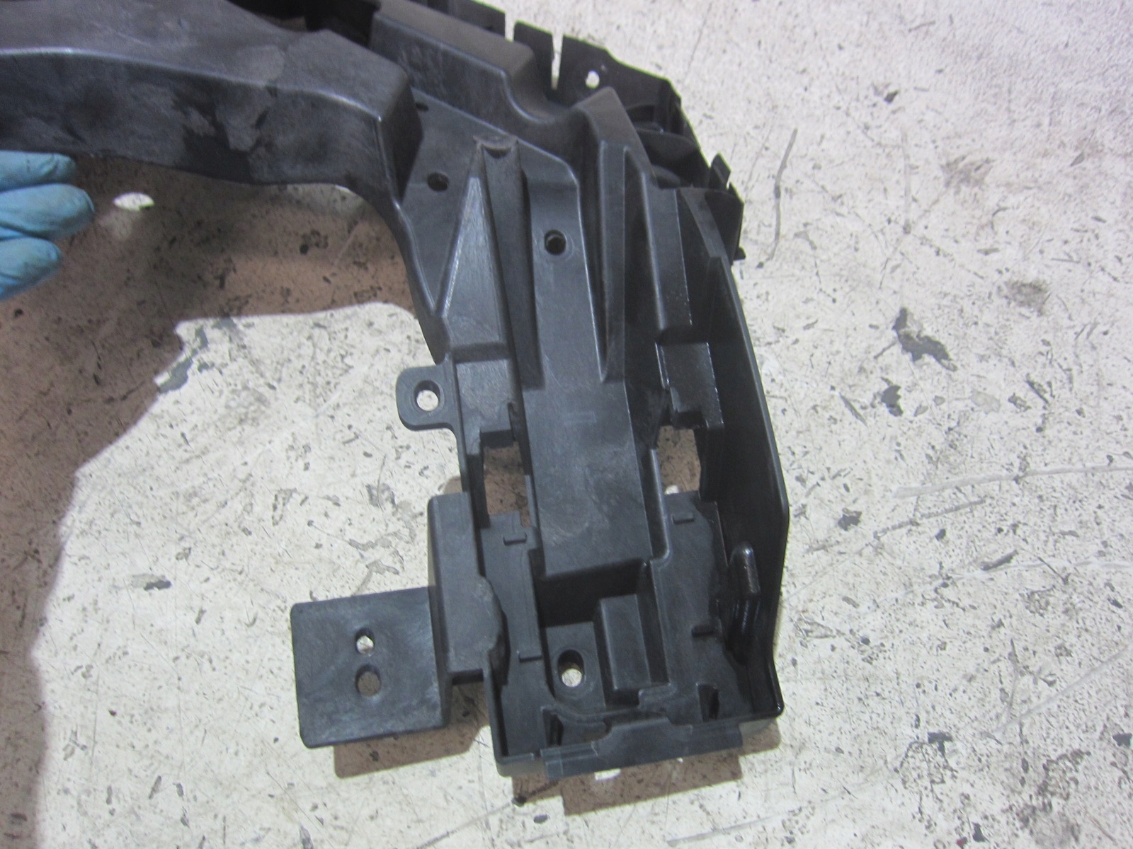 VOLVO XC40 XC 40 II rear left bumper bracket left rear. holder 32227484