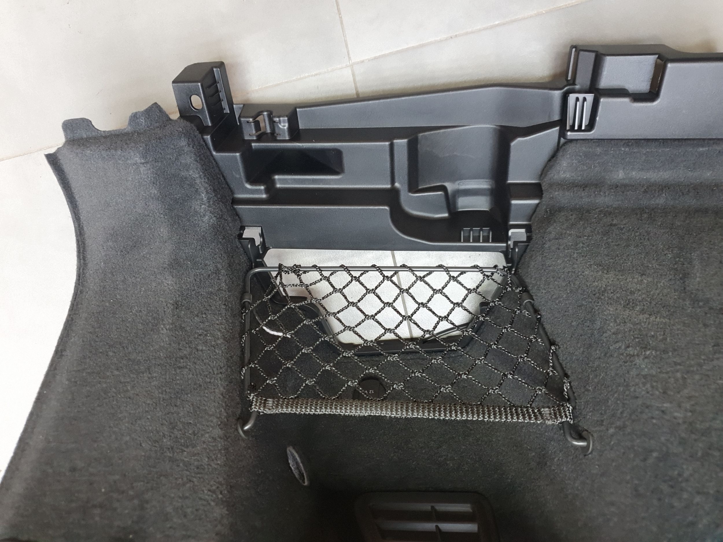 Audi SQ6 e-tron tapacír kufru pravý 85H863880A