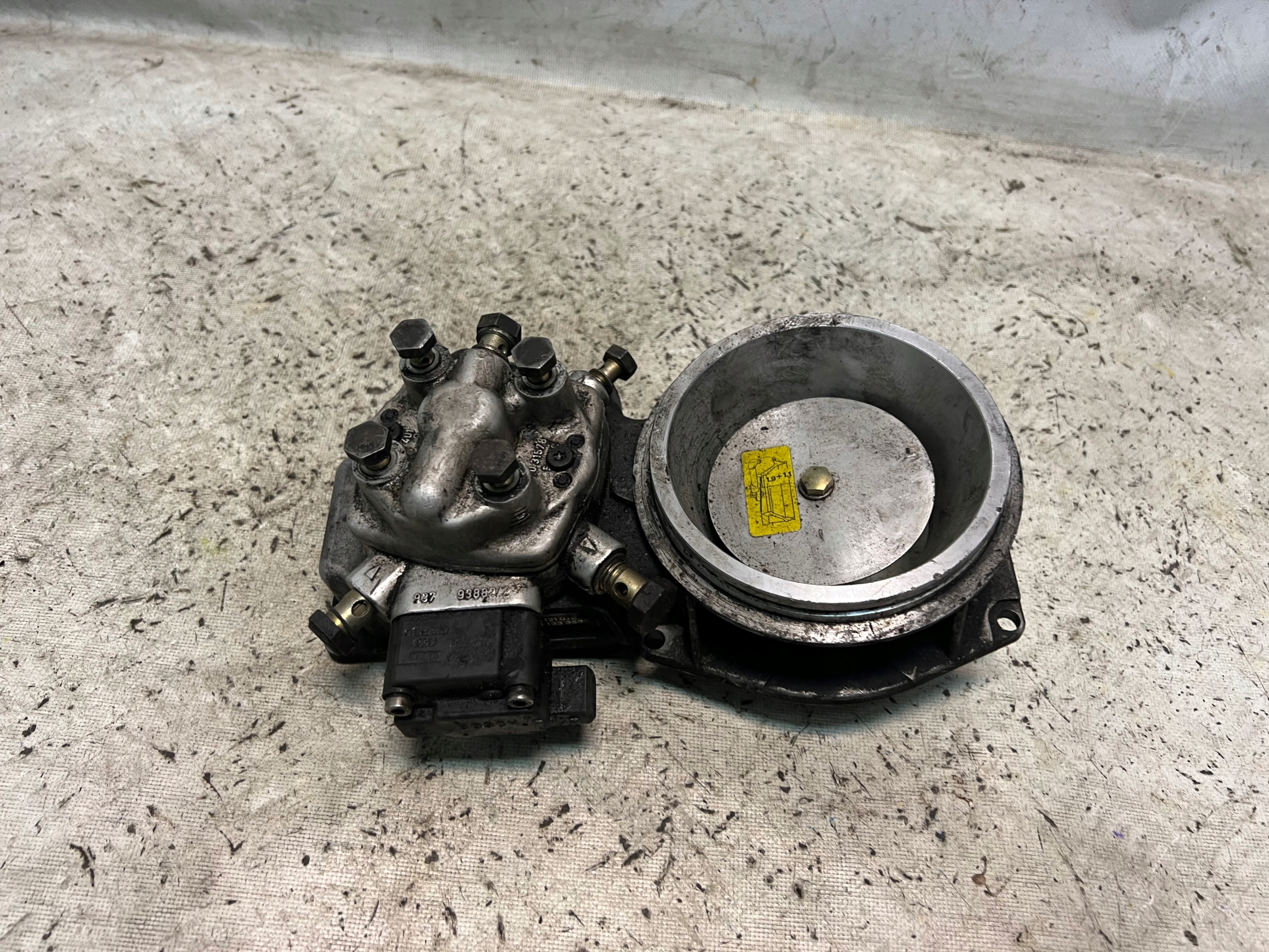 0438121076 051133354 - VOLKSWAGEN PASSAT B3 ПАЛИВОРОЗПОДІЛЬНИК вприскування