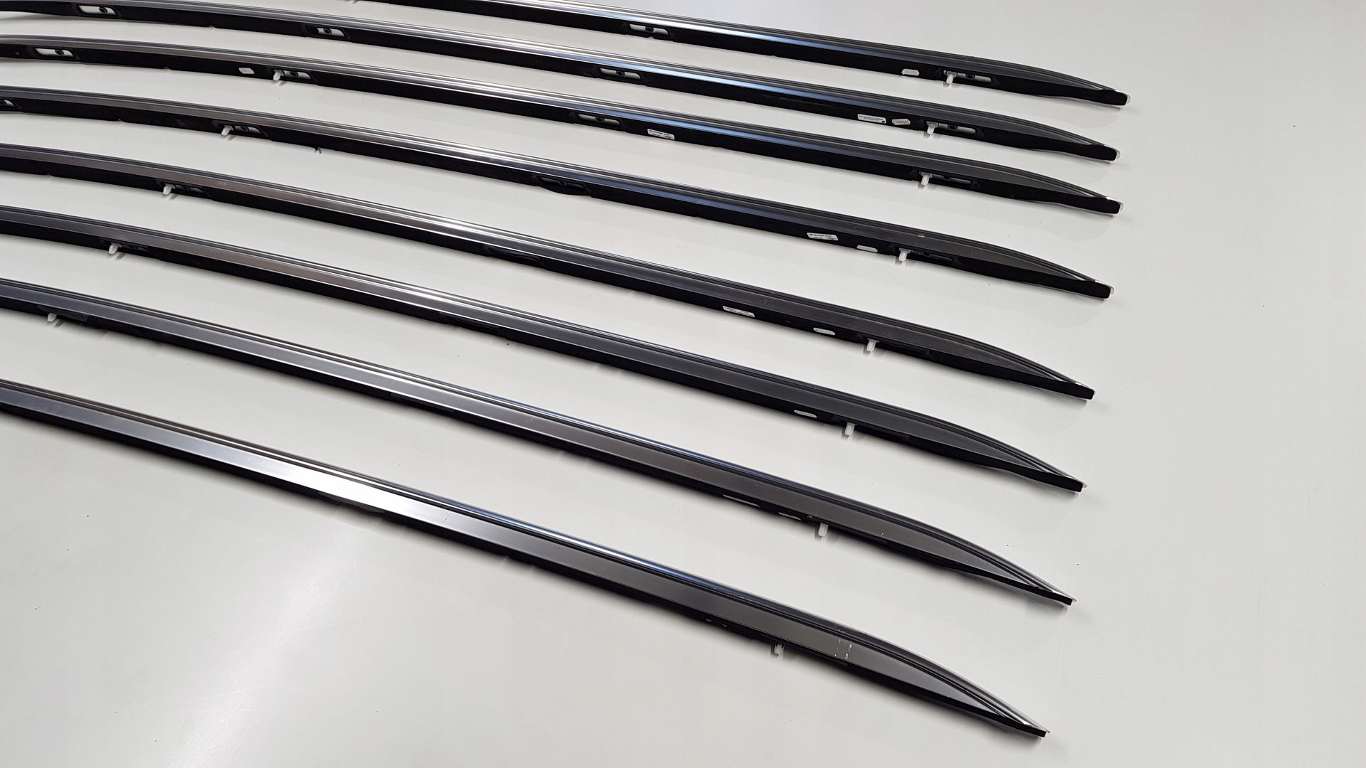 RELINGI DACHOWE CHROM FORD FOCUS MK4 JX7B N550A63 Color silver