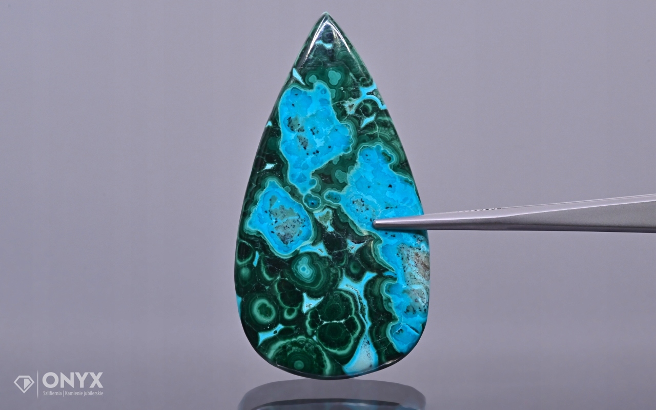 Chryzokola nízký kabošon slza 53,5x28,5 mm