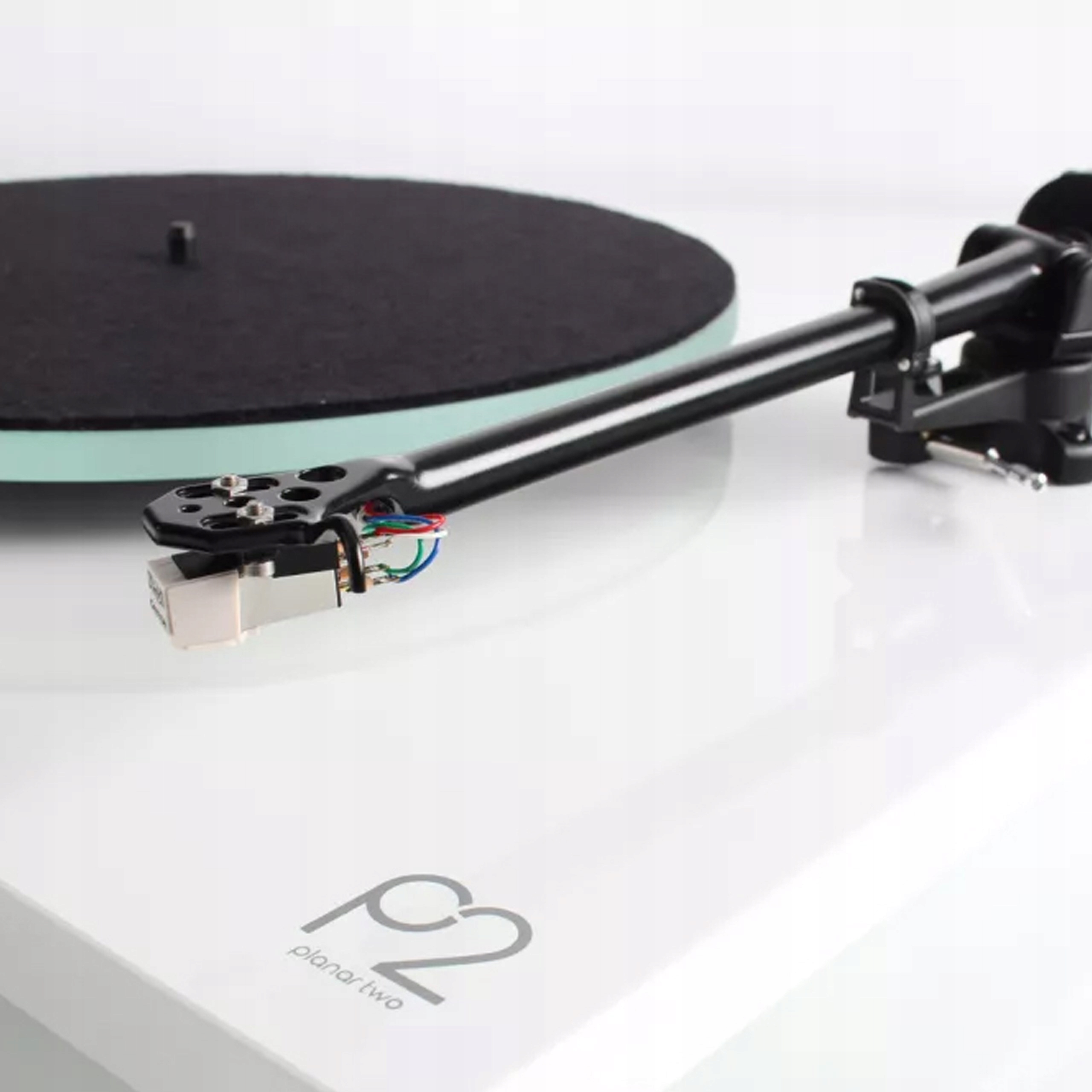 REGA PLANAR 2 GRAMOFON PLUG AND PLAY Z WKŁADKĄ MM REGA CARBON BIAŁY POŁYSK Wbudowany przedwzmacniacz nie