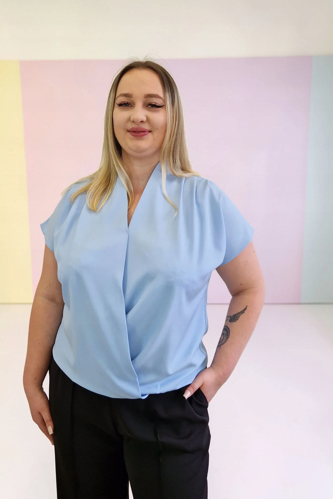 Elegantní halenka s výstřihem do V, modrá, velikost XL