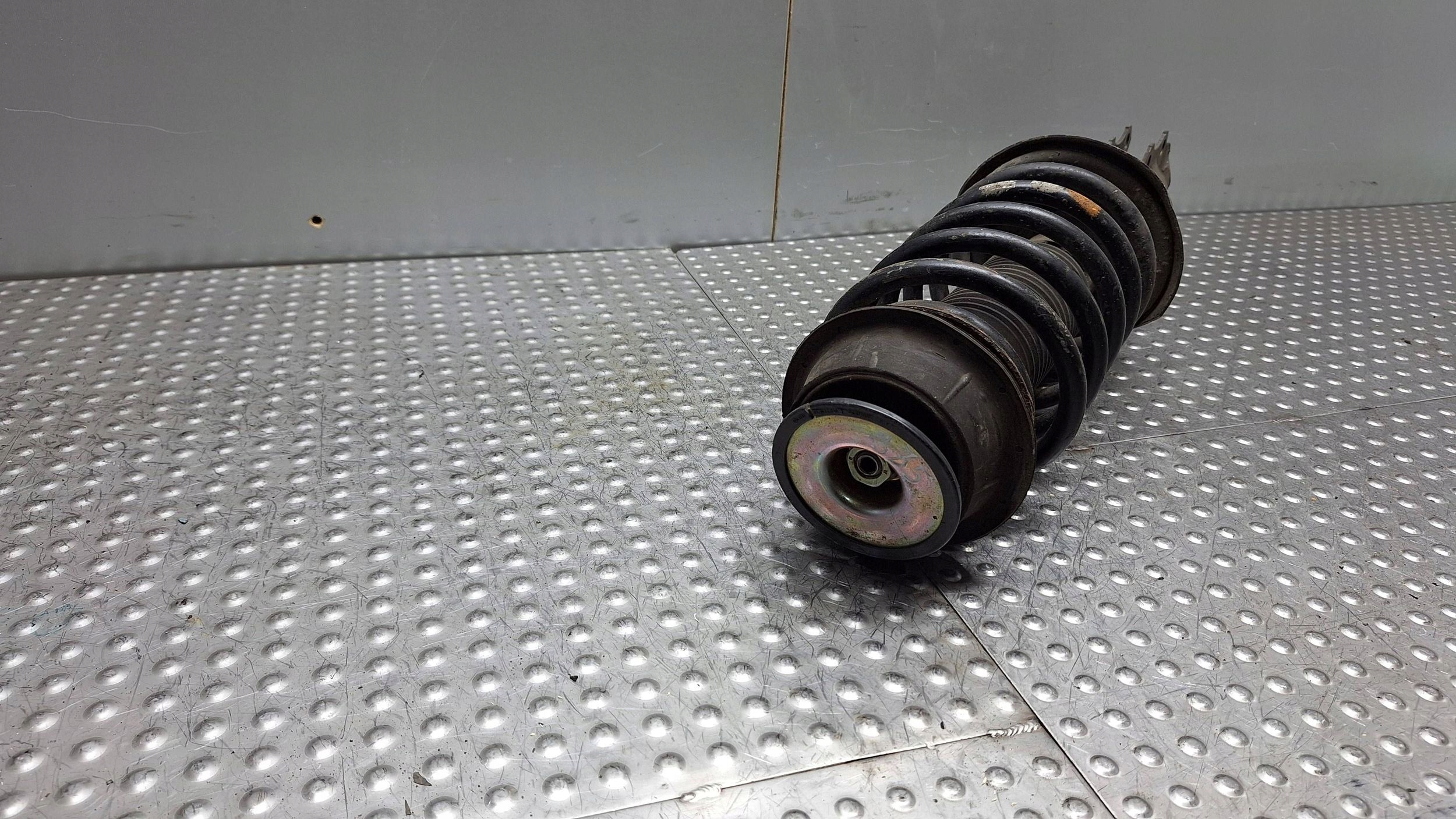 shock absorber left right front 357413031R VW PASSAT B3