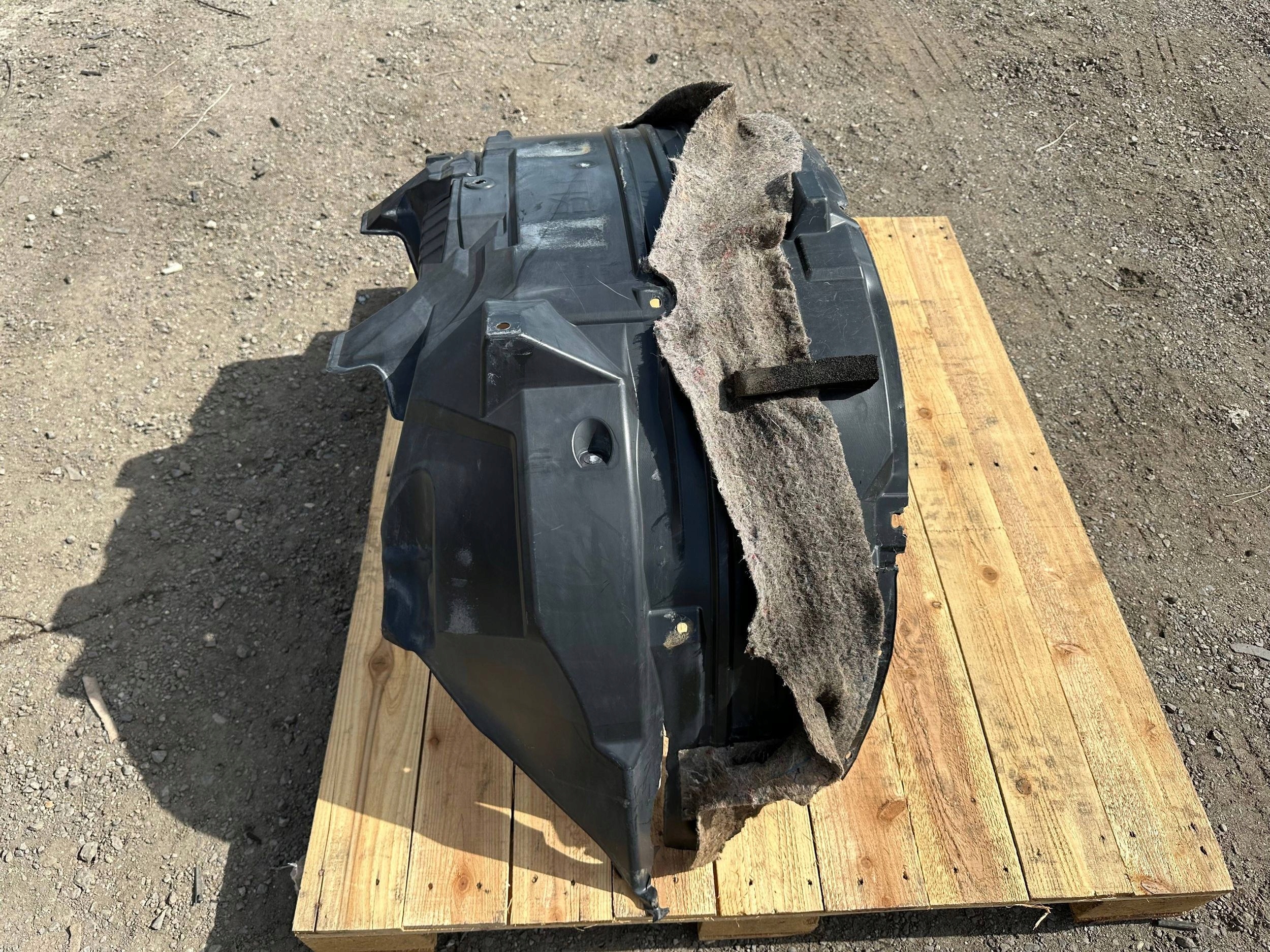 mudguard front front right Nissan Titan 2016+