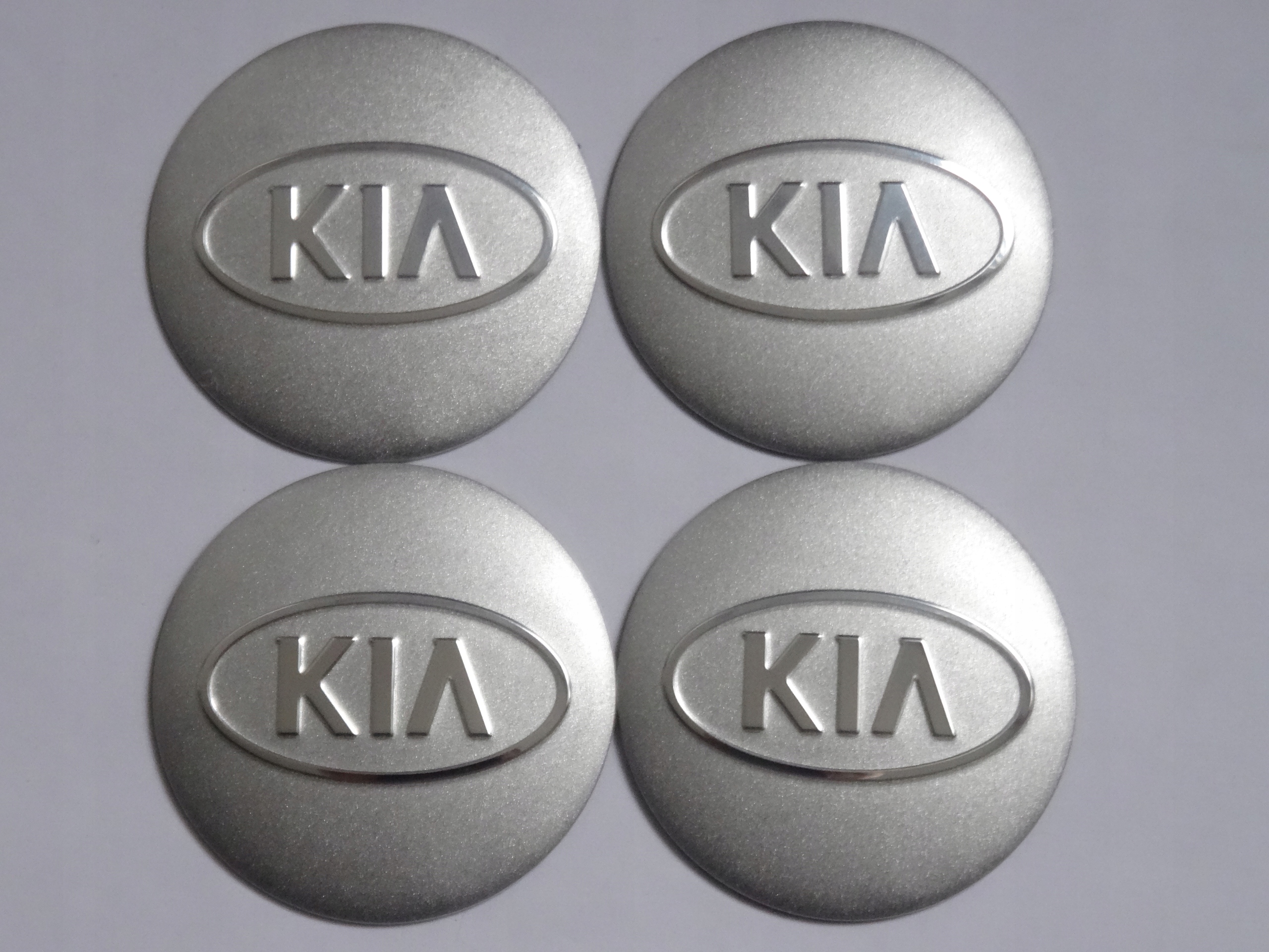 

4x Aluminiowe naklejki na dekielki Kia 56mm sreb S