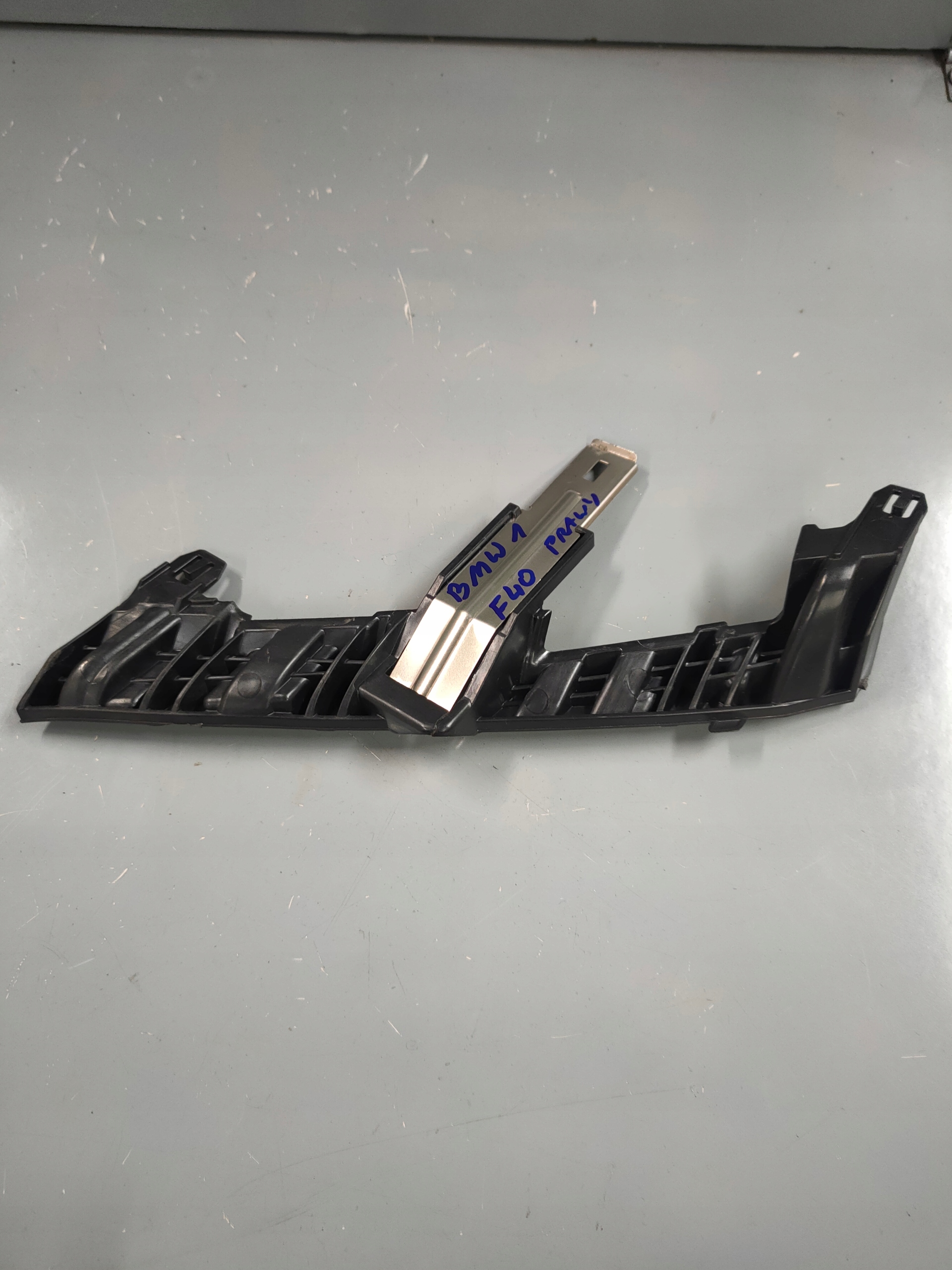 9448108 - BMW 1 F40 проскальзывание переднего фонаря правое крепление