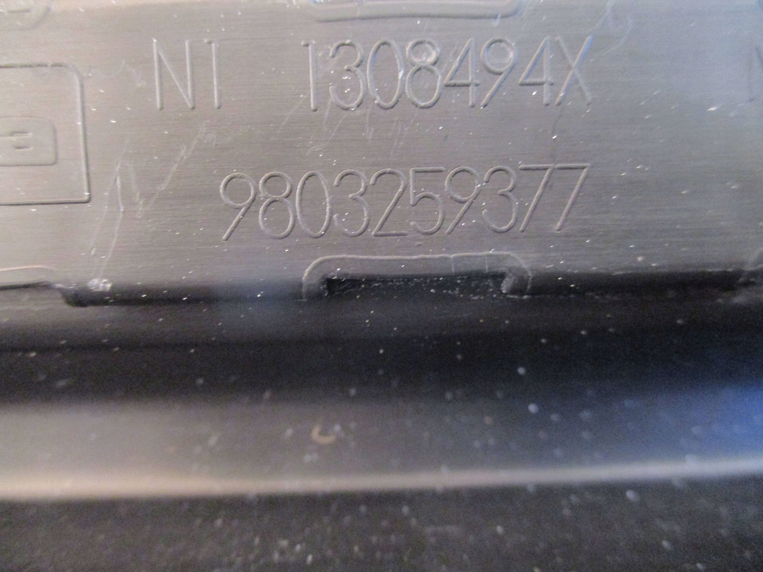 mřížka nárazníku předního PEUGEOT 208
