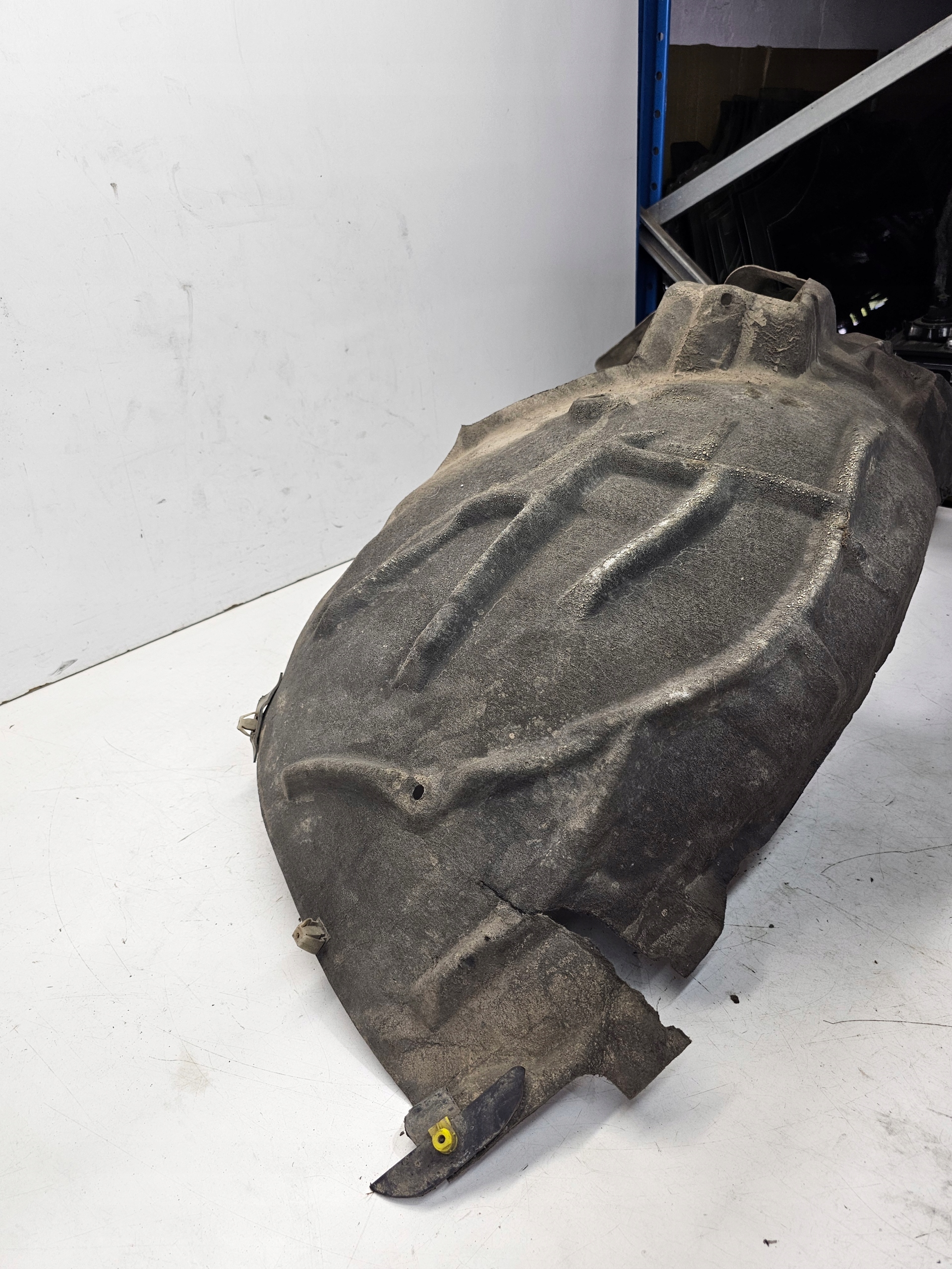 mudguard left front AUDI A4 B9 8W0821171 MATERIALOWE