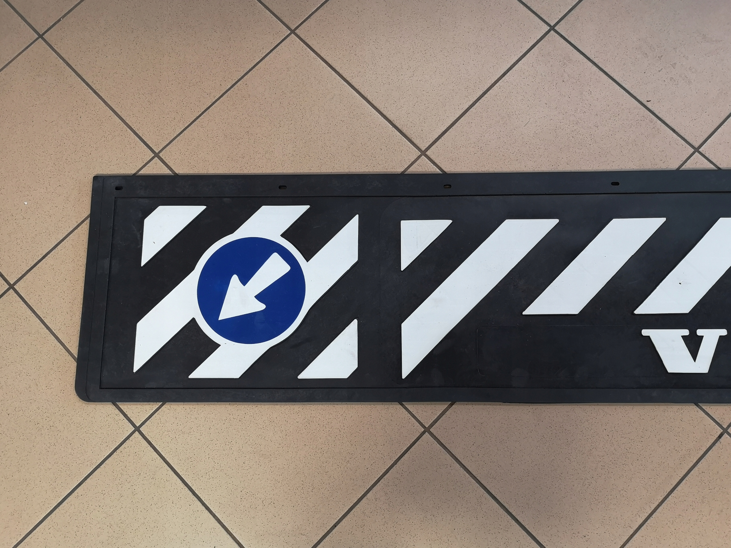 Chlapacz naczepy przyczepy VOLVO czarny tłoczony Numer katalogowy producenta 64957