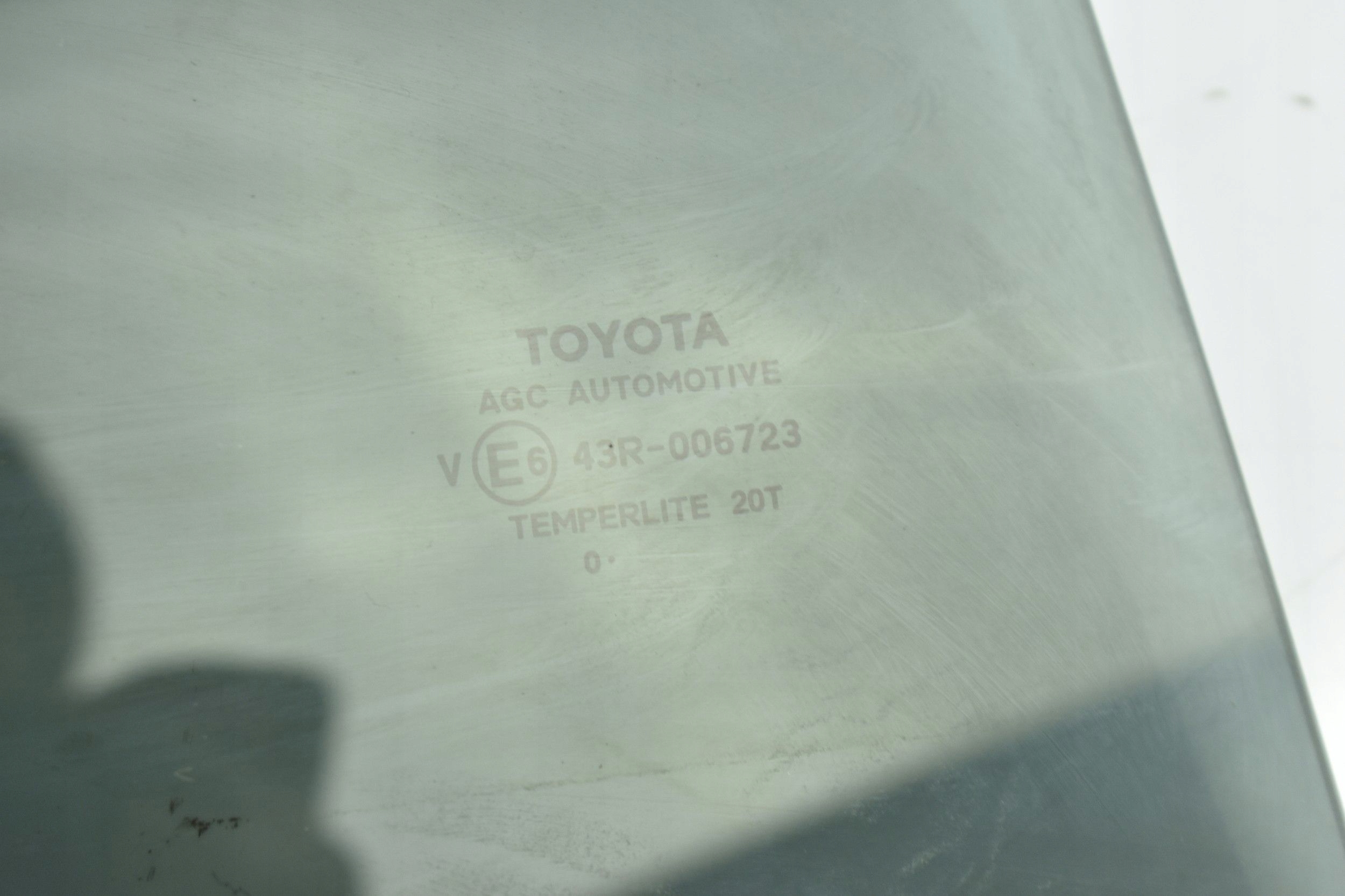 SZYBA DRZWI PRAWY TYŁ CIEMNA TOYOTA YARIS IV 2020 Producent części Toyota OE