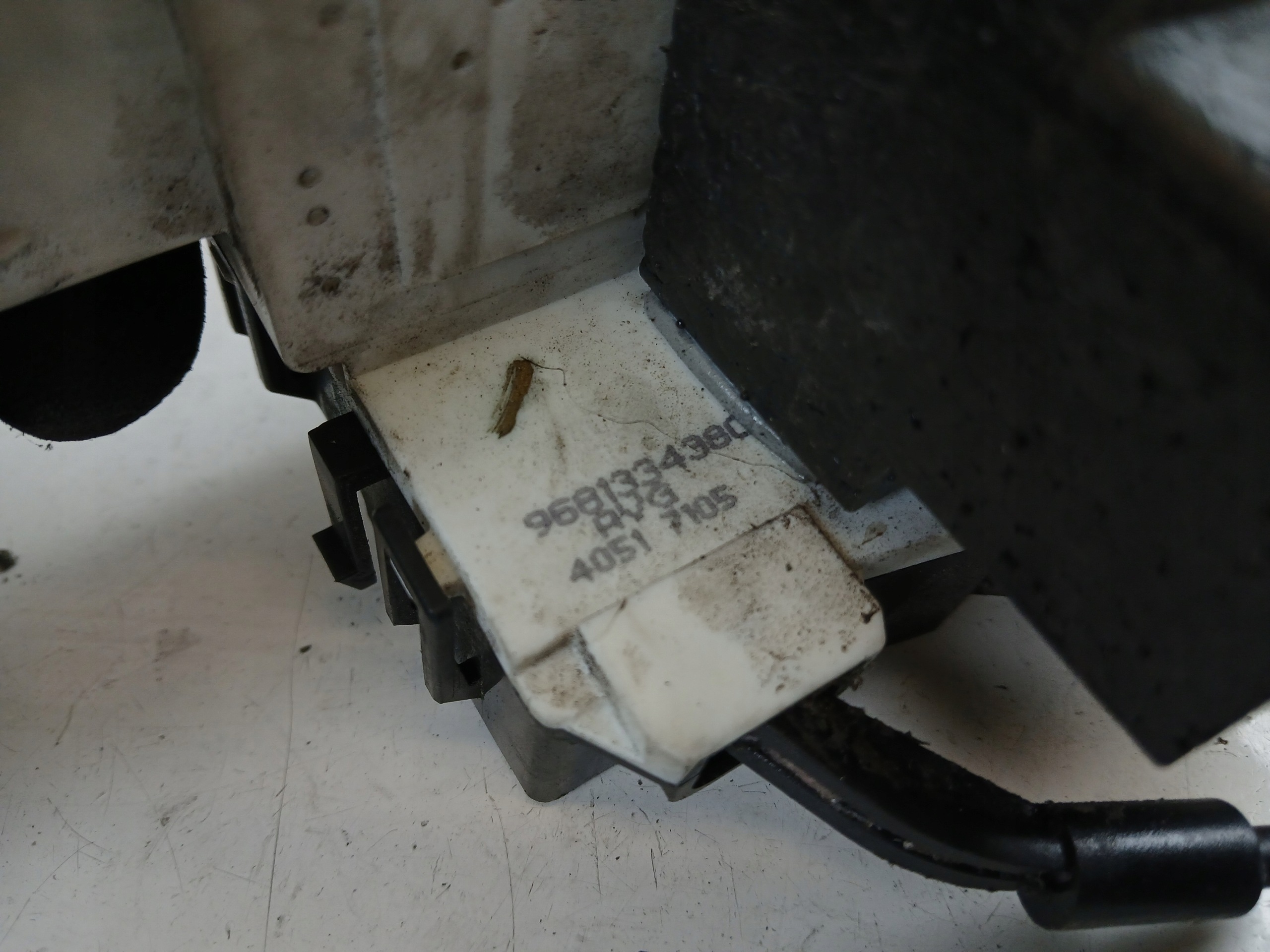 PEUGEOT 1007 lock door left front 9681334380