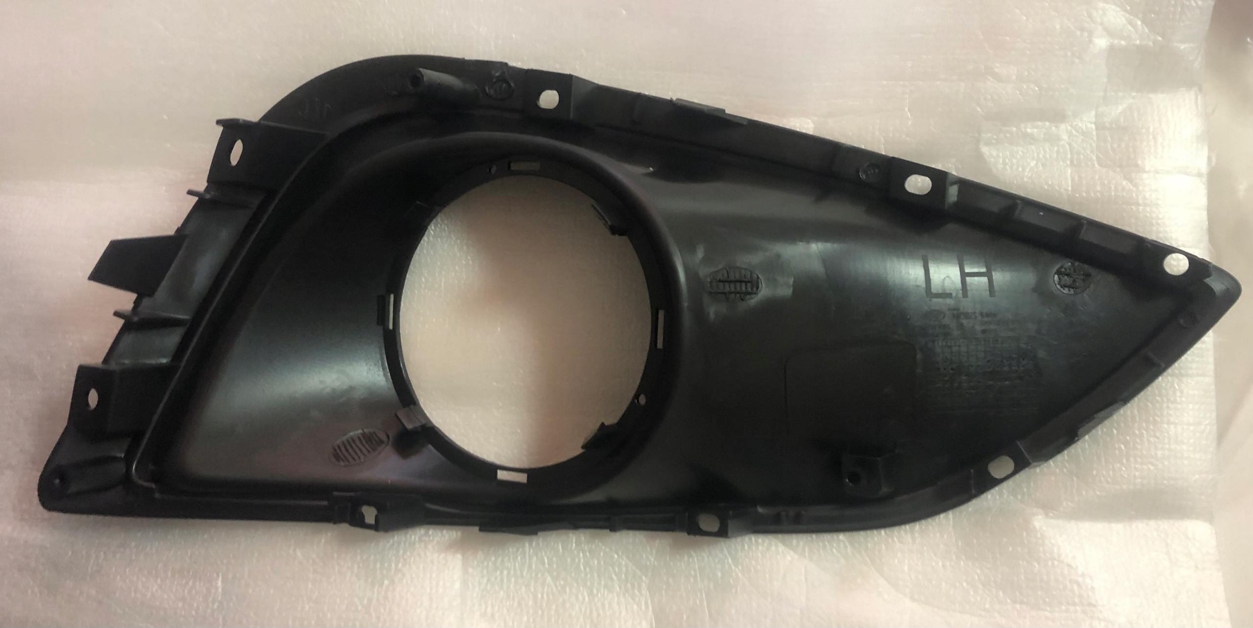 HYUNDAI OE 865852Y000 IX35 KRATKA HALOGENU L NOWA Strona zabudowy przód