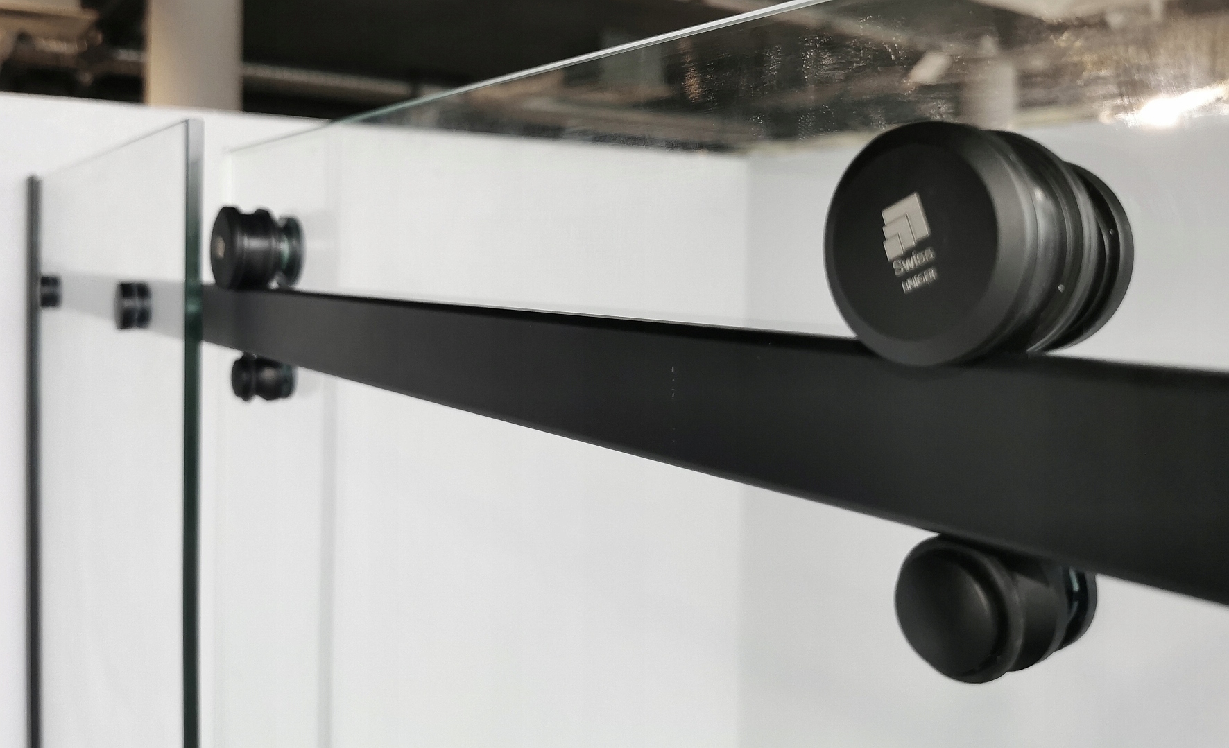 Czarne Drzwi Prysznicowe Przesuwne 8mm D20VG 150cm Marka Swiss-Liniger