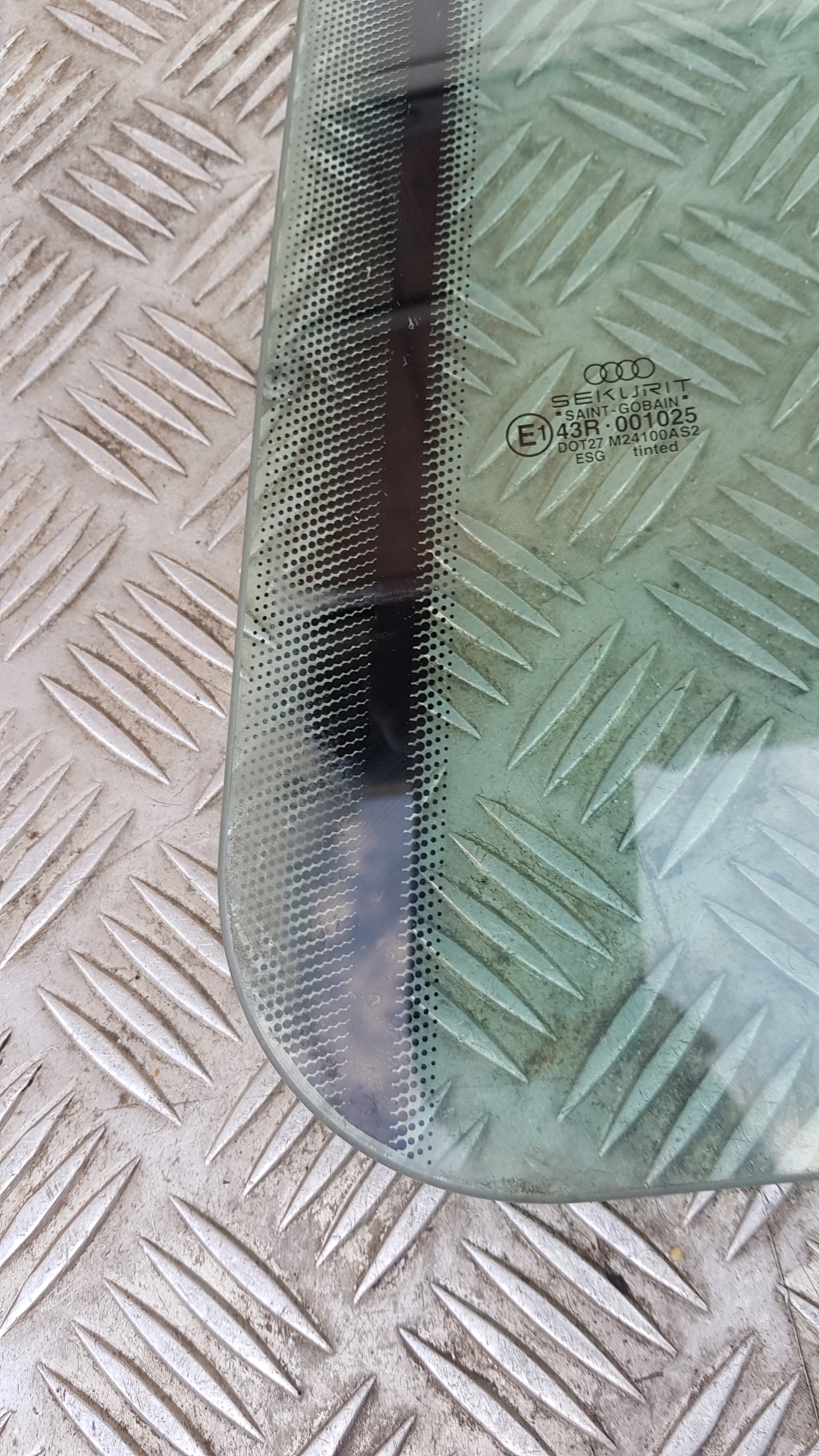 AUDI A8 D2 window left rear part door