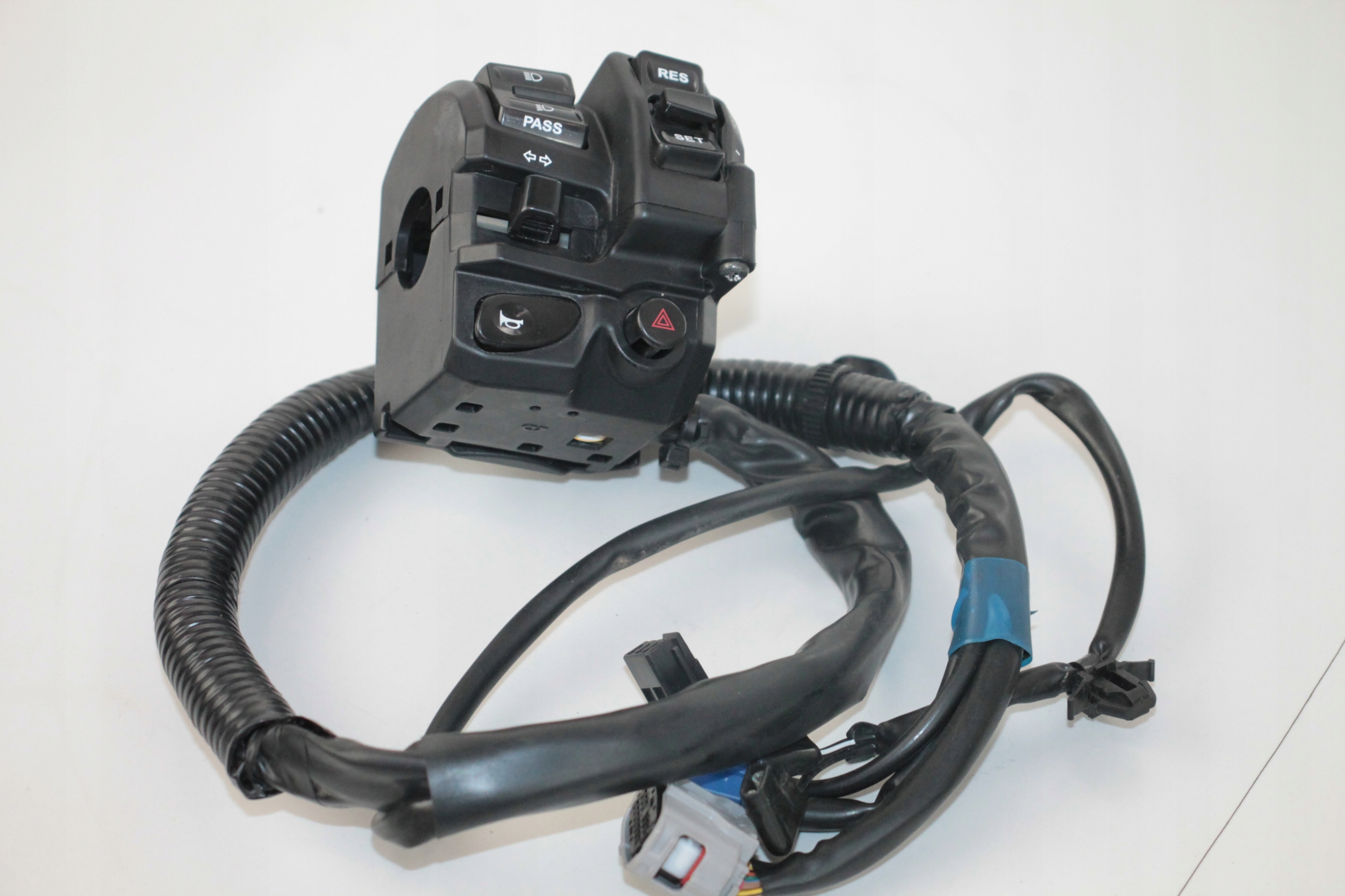 28 - YAMAHA TRACER 900 GT MT09 УКАЗАТЕЛЬ ПОВОРОТА ПРАВЫЙ P