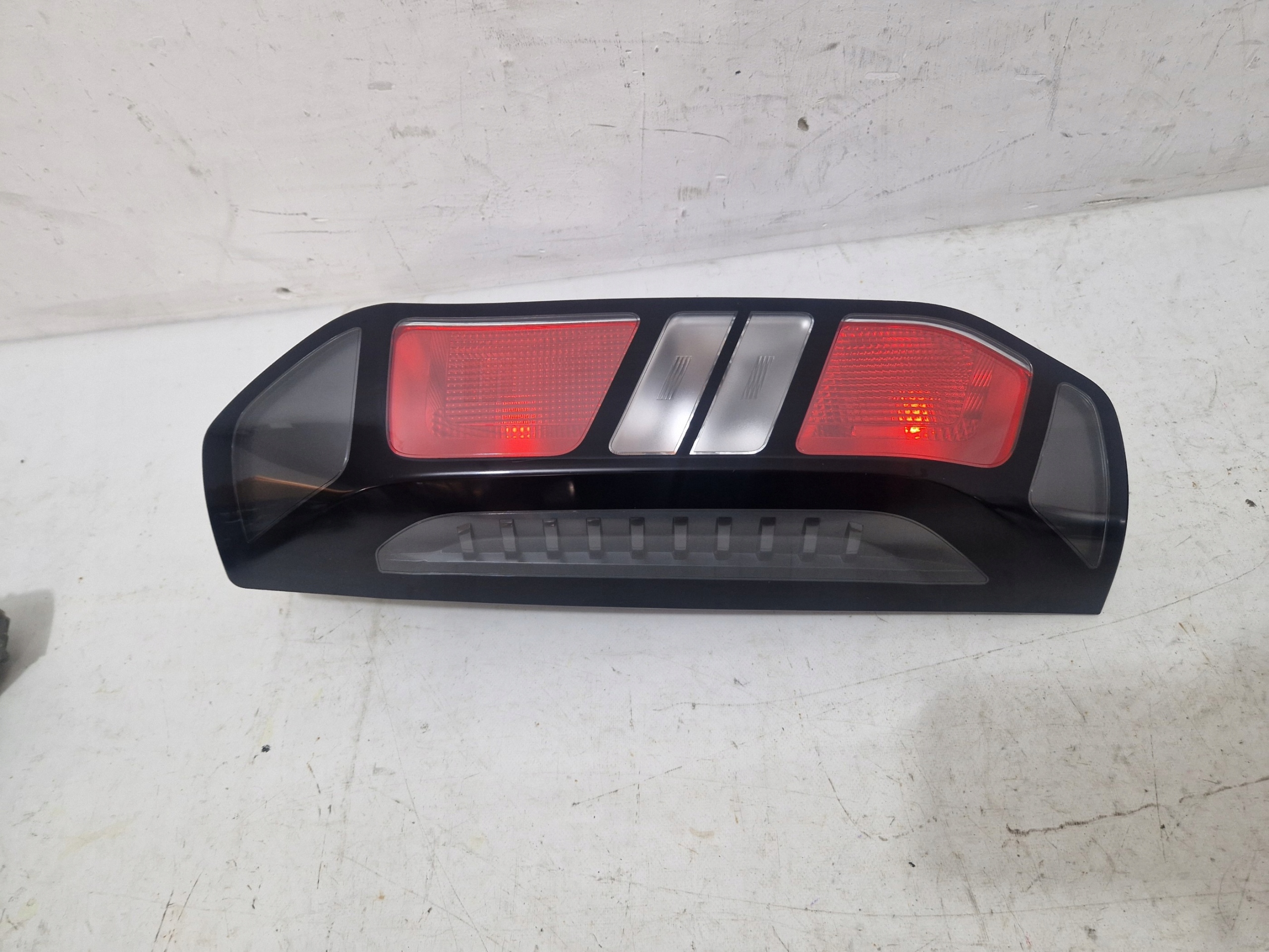 FORD TRANSIT CUSTOM 23- light rear left ZWYKLA 00229070-06-0000