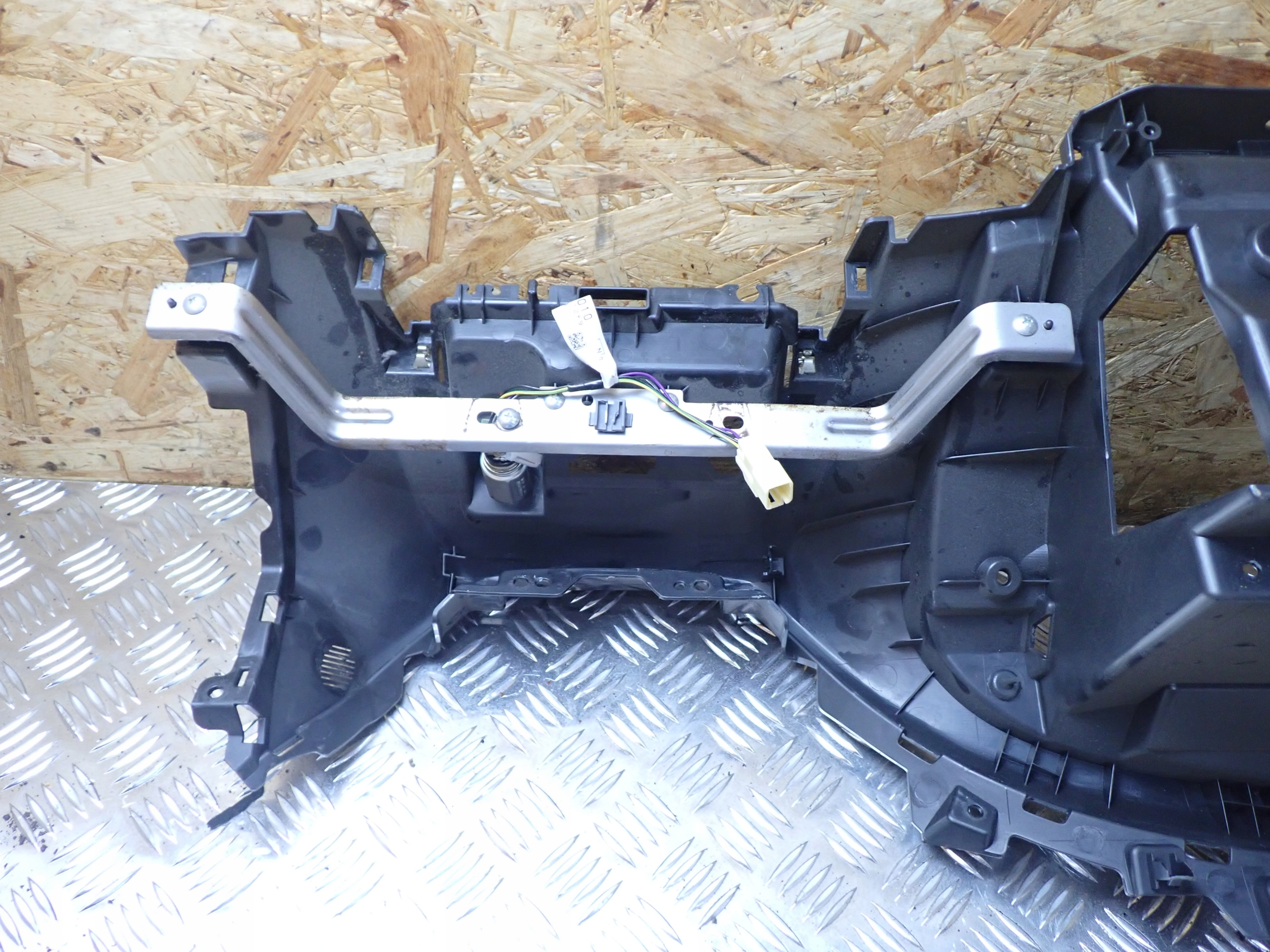 крепление диффузор бардачок subaru Forester III 2008R 2.0 10601