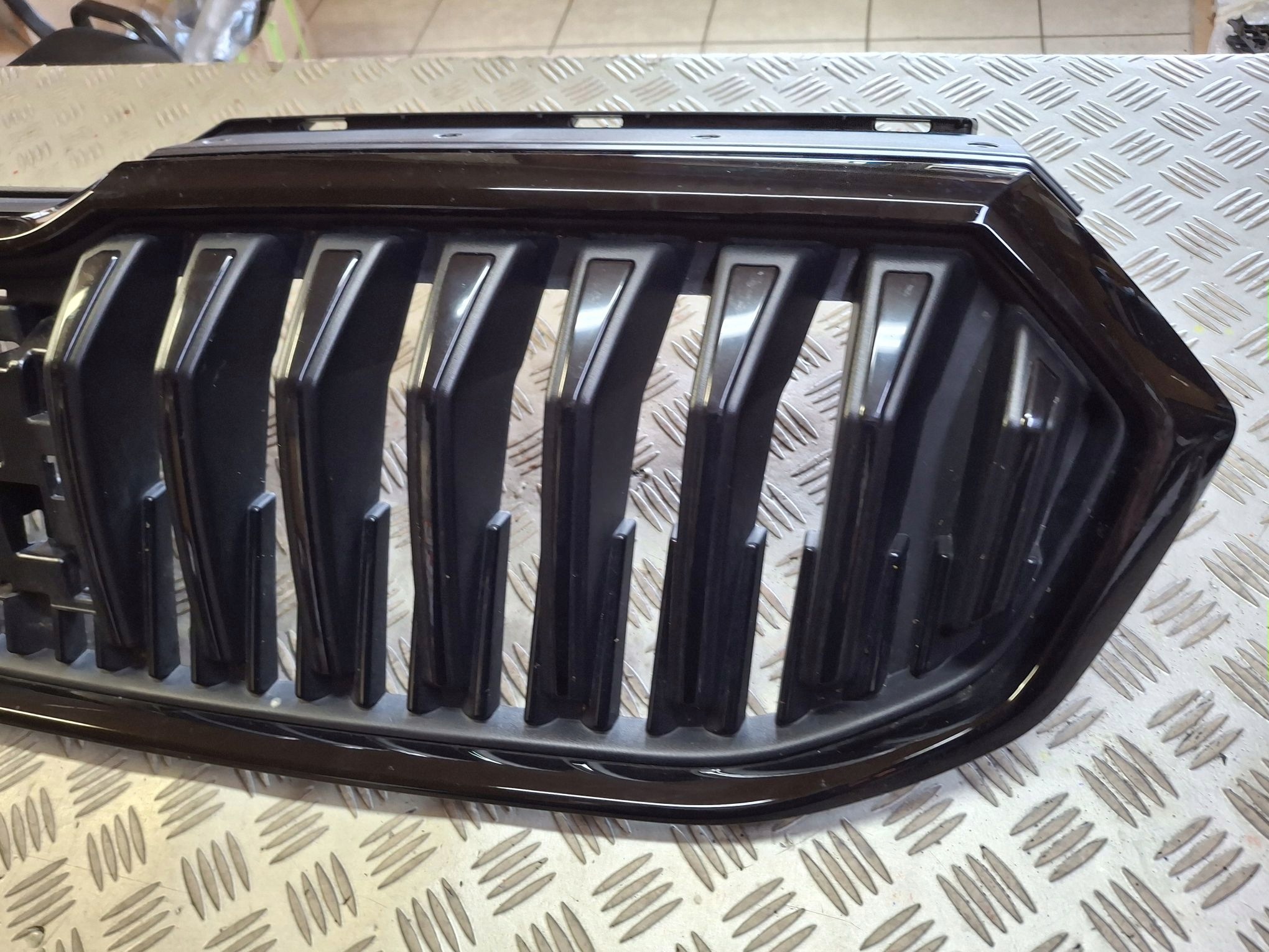 griglia SKODA SUPERB IV 2023R-> nero
