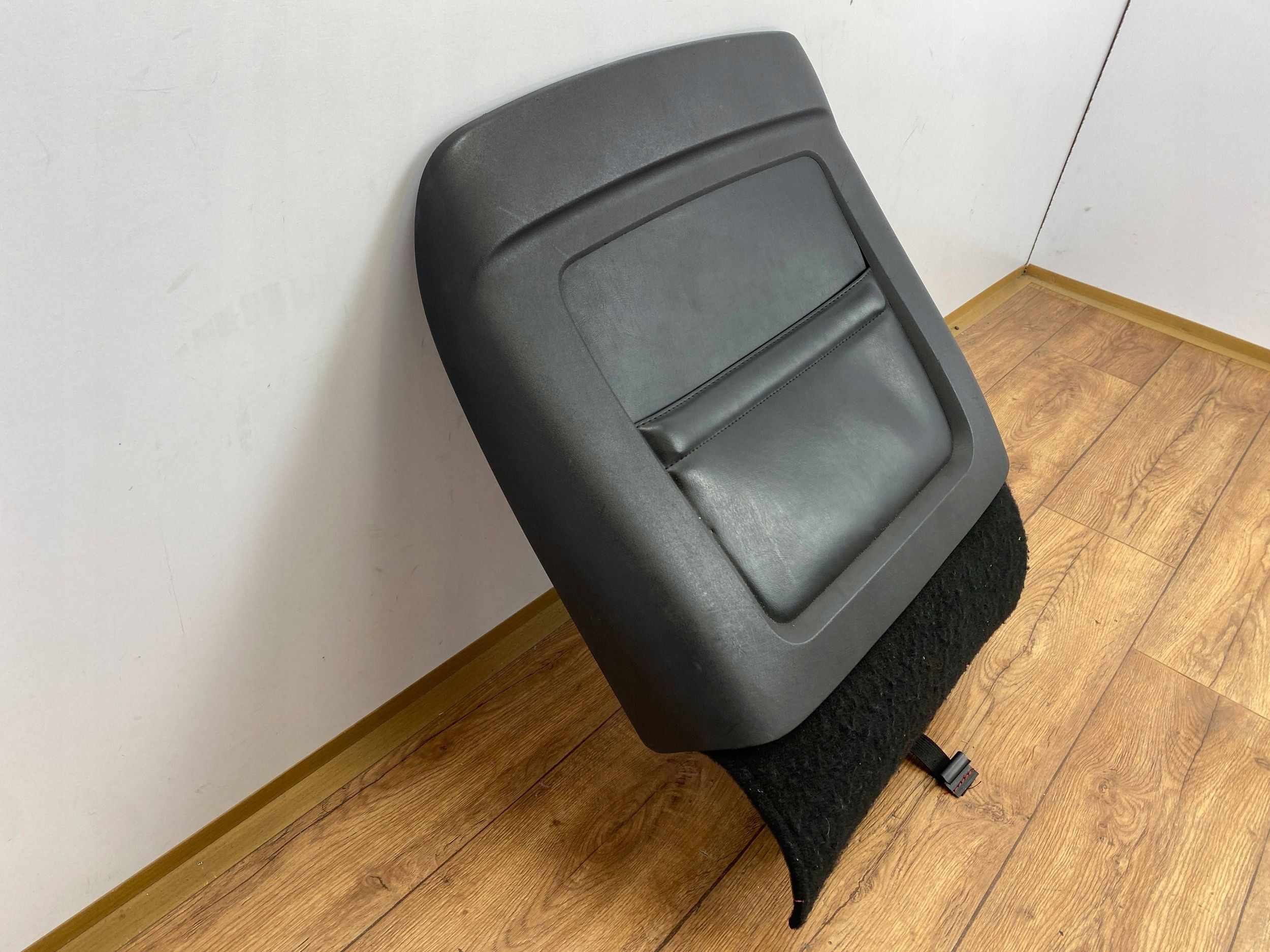 plastic panel cover seat of left driver´s Dodge Challenger 2015+