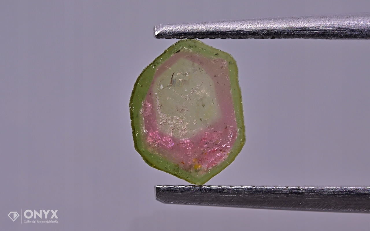 Turmalín nepravidelná destička 8x6 mm