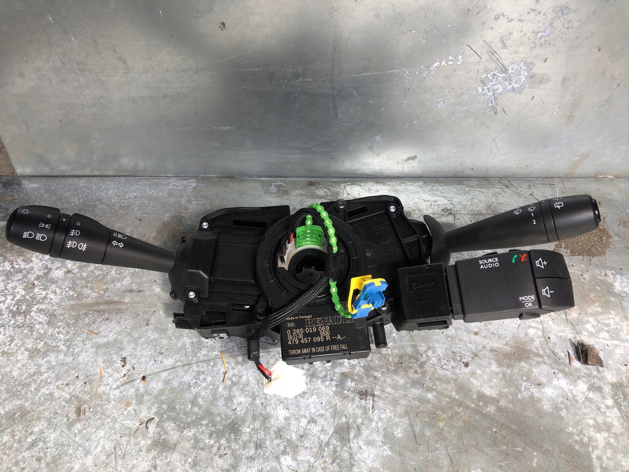 steering wheel levers and controls SANDERO II ring 255679575R