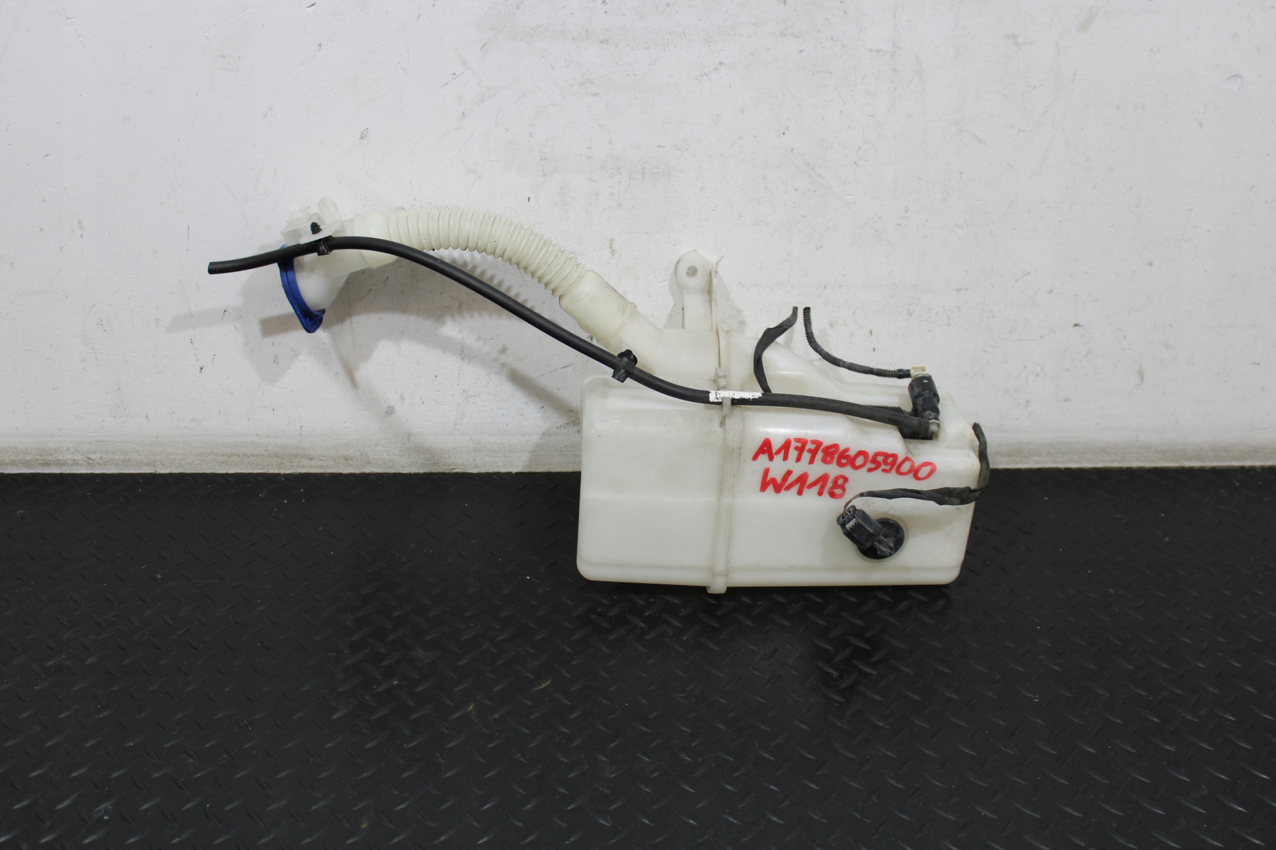 ZBIORNICZEK SPRYSKIWACZY MERCEDES CLA II 2 W118 AMG A1778605900