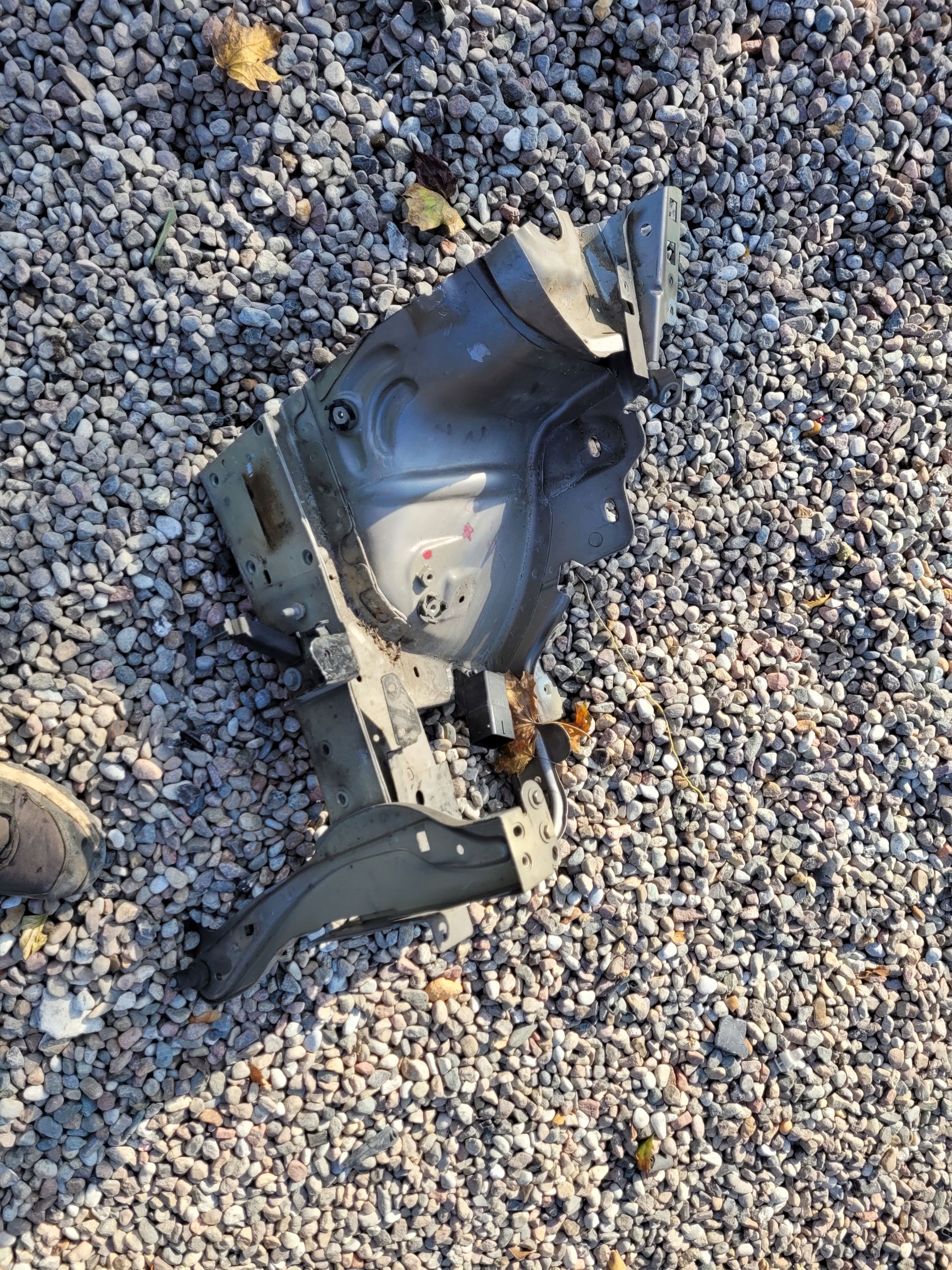 quarter left PEUGEOT 208 and