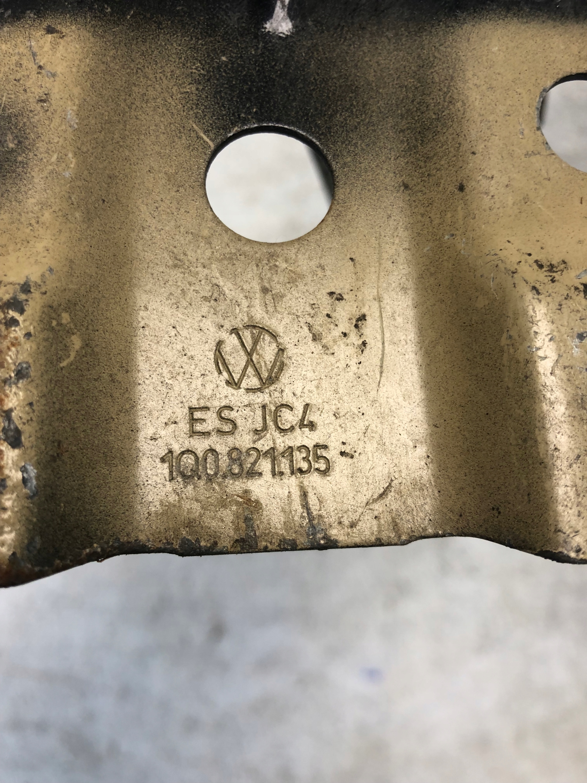 console of a fender left VW EOS 1Q0821135