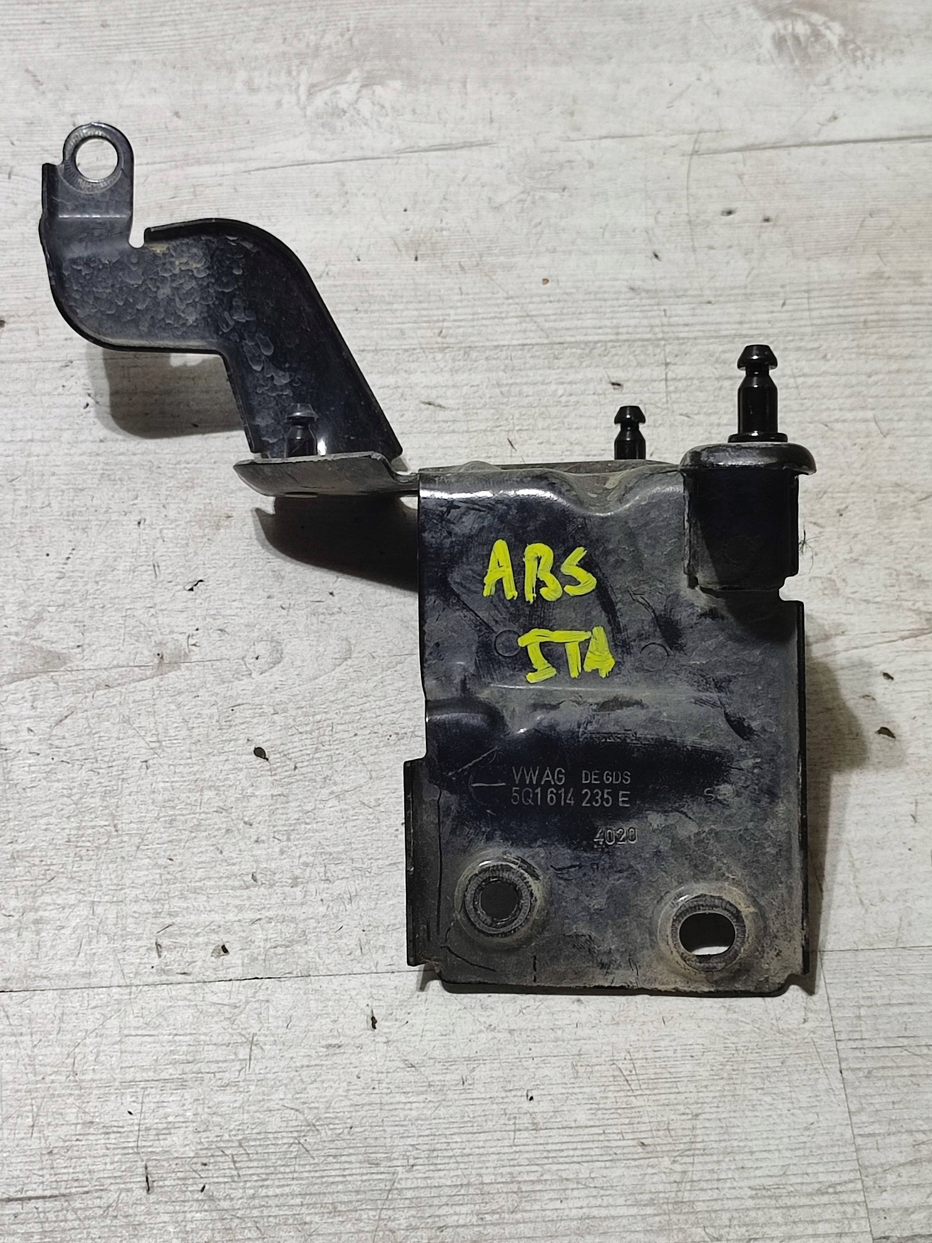 Volkswagen Touran III 2020 bracket / holder pompy ABS