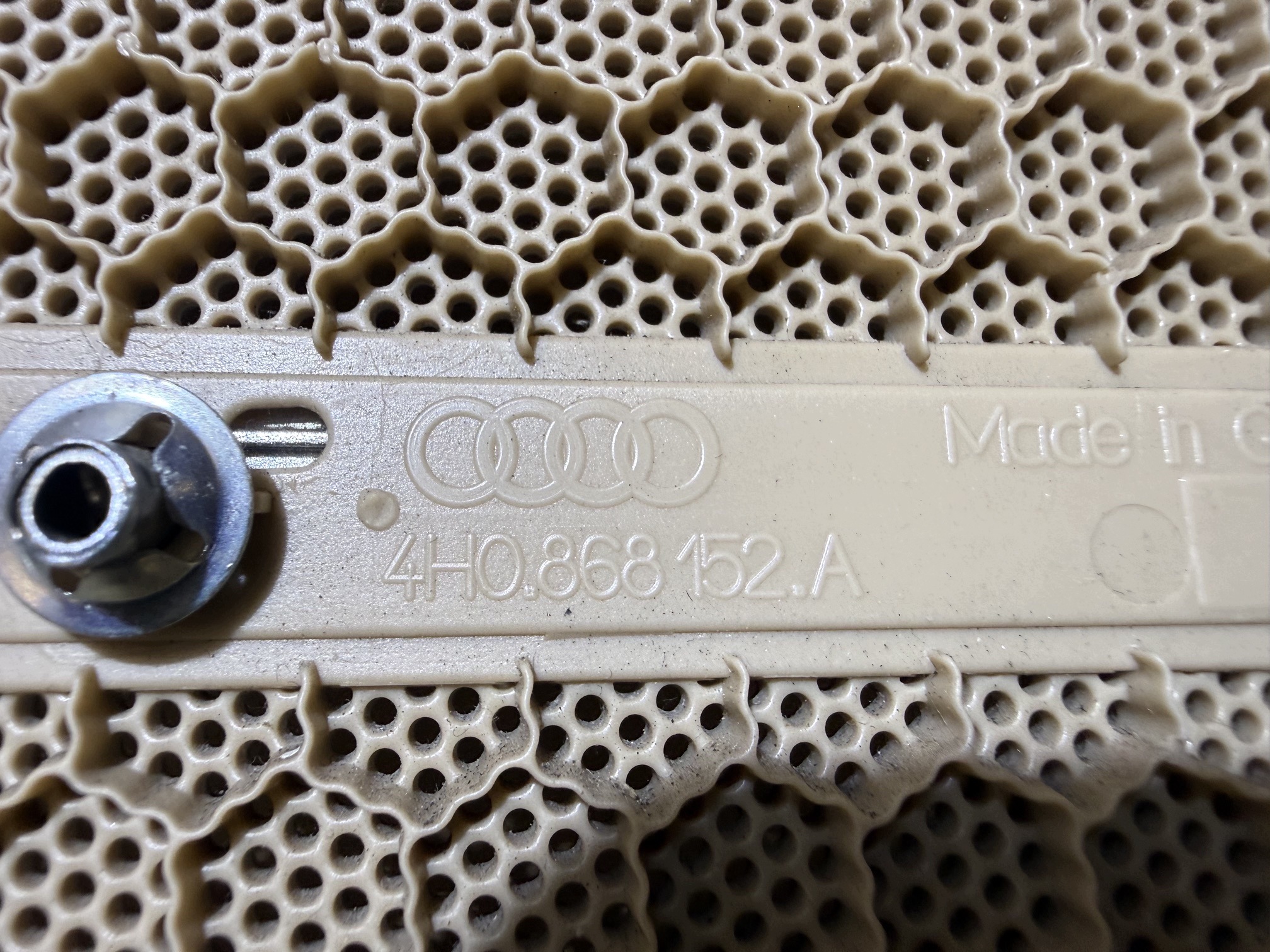 AUDI A8 D4 krycí repráku mřížka pravý předek BOSE 4H0868152A
