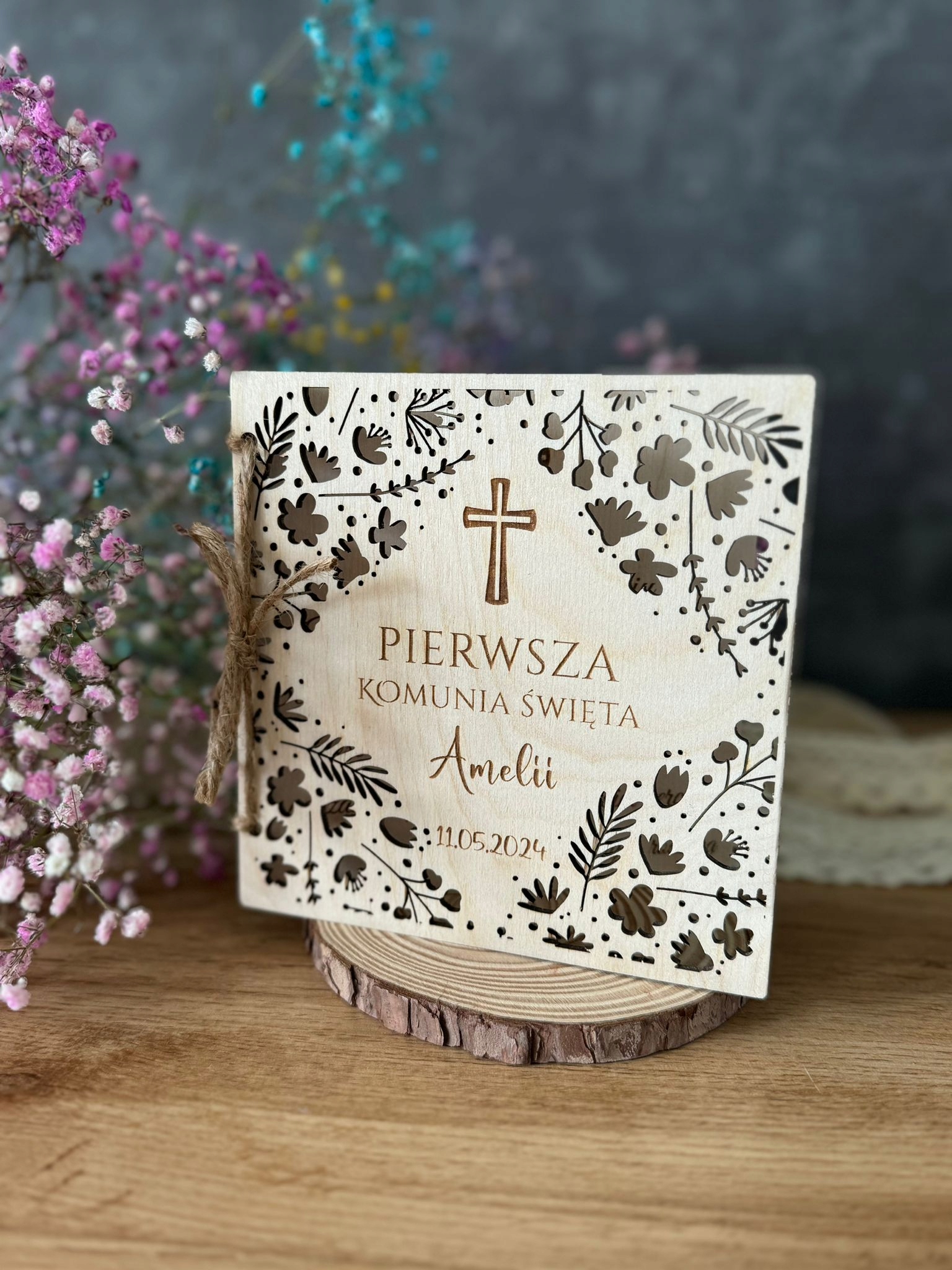 KARTKA NA KOMUNIĘ PAMIĄTKA PIERWSZEJ KOMUNII ŚWIĘTEJ PERSONALIZACJA DREWNO Szerokość produktu 14 cm